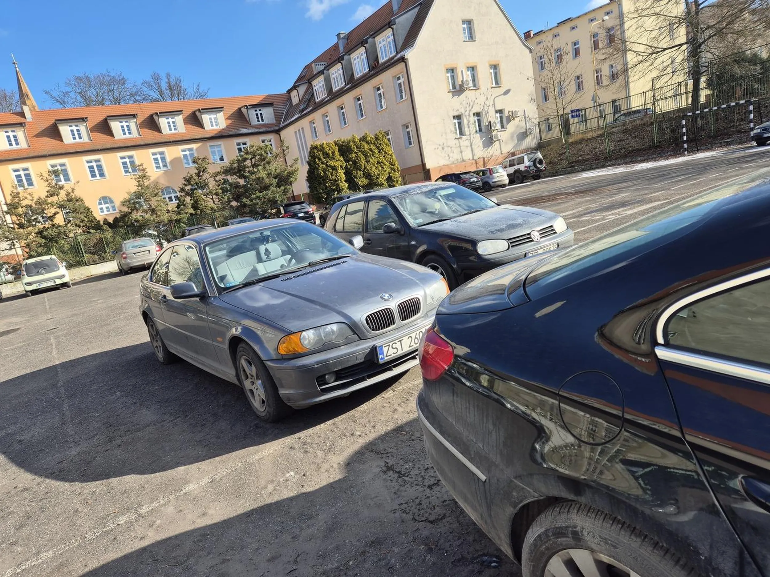 Głąb parkować nie potrafi, wciska się na 3 nie mogłam wyjechać!!!