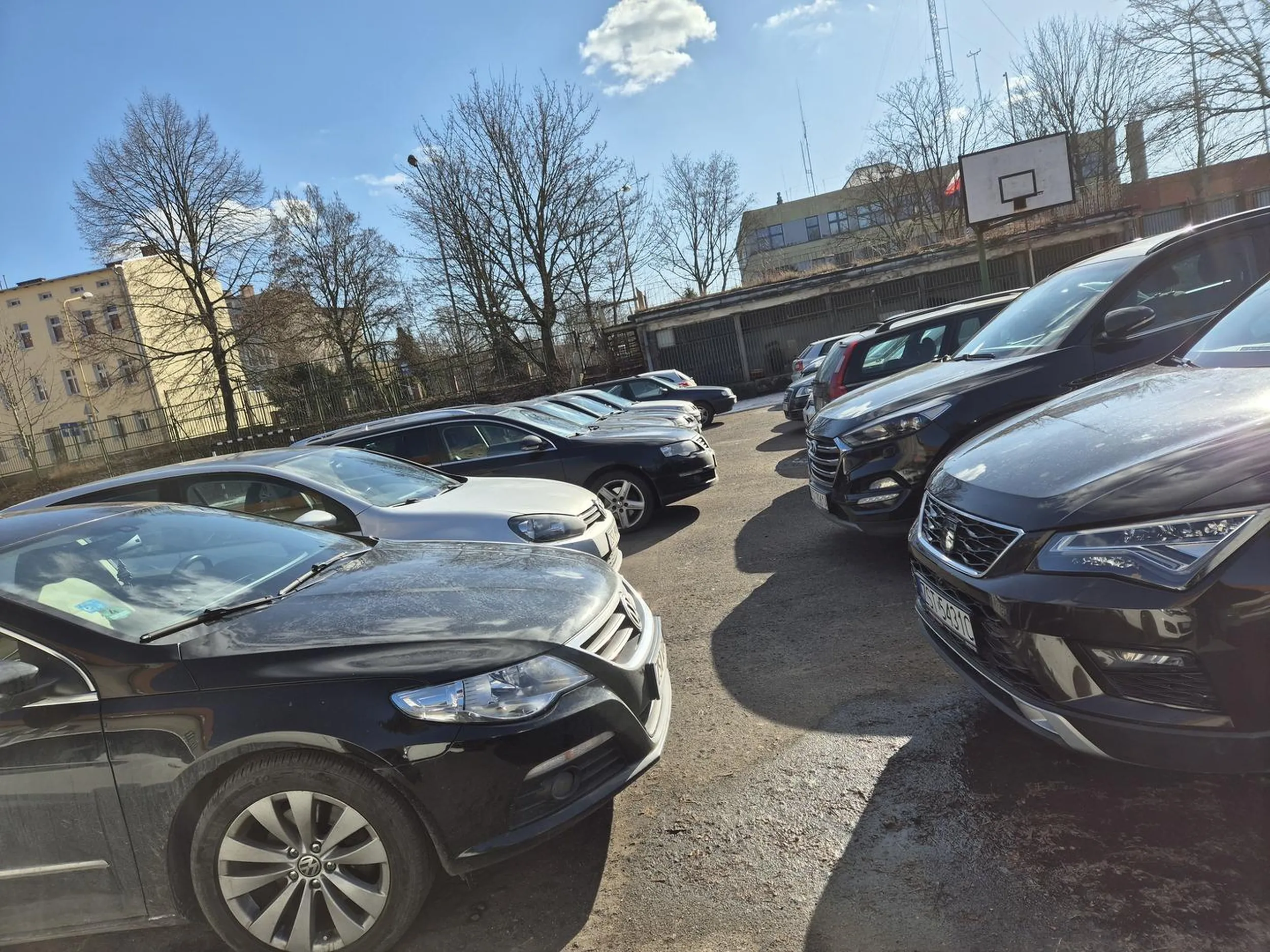 Głąb parkować nie potrafi, wciska się na 3 nie mogłam wyjechać!!!