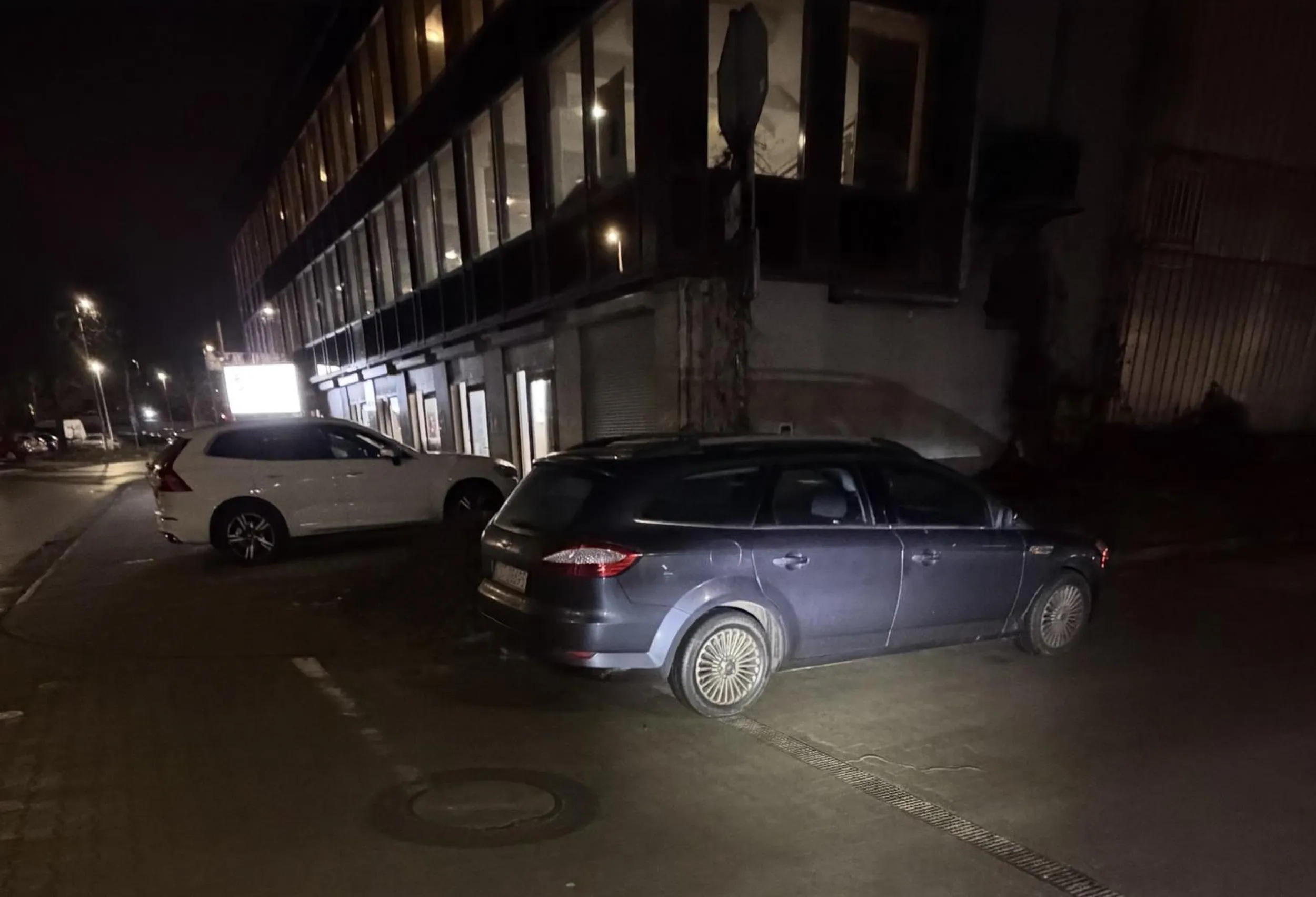 10m od od czego? wjazd do strefy zamiesz...czego? utrudniam wyjazd? niby jak? jaka droga pożarowa? przecież jak będzie się paliło to odjadę.