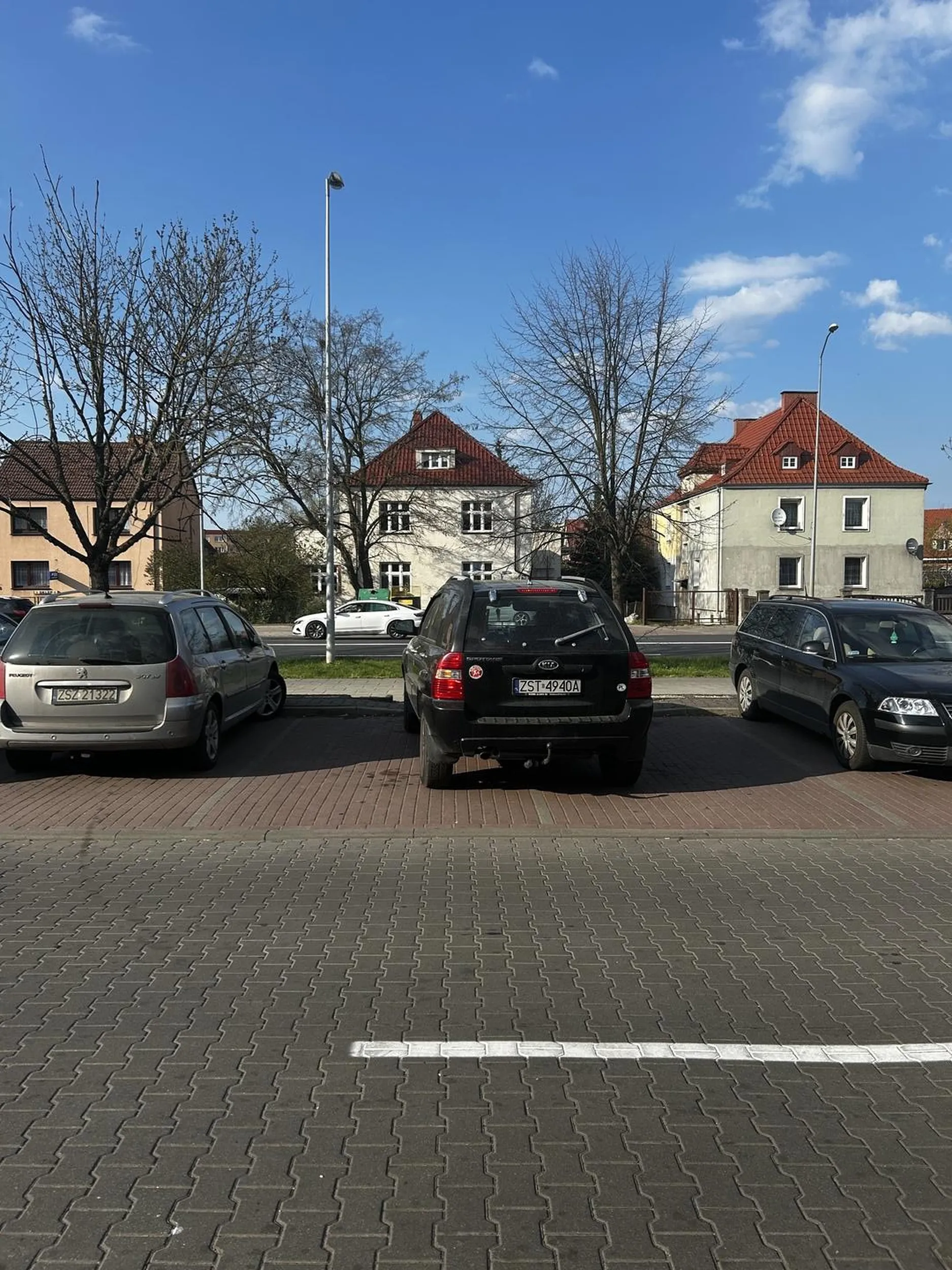 Stoi tak pod przychodnia już kilka dni