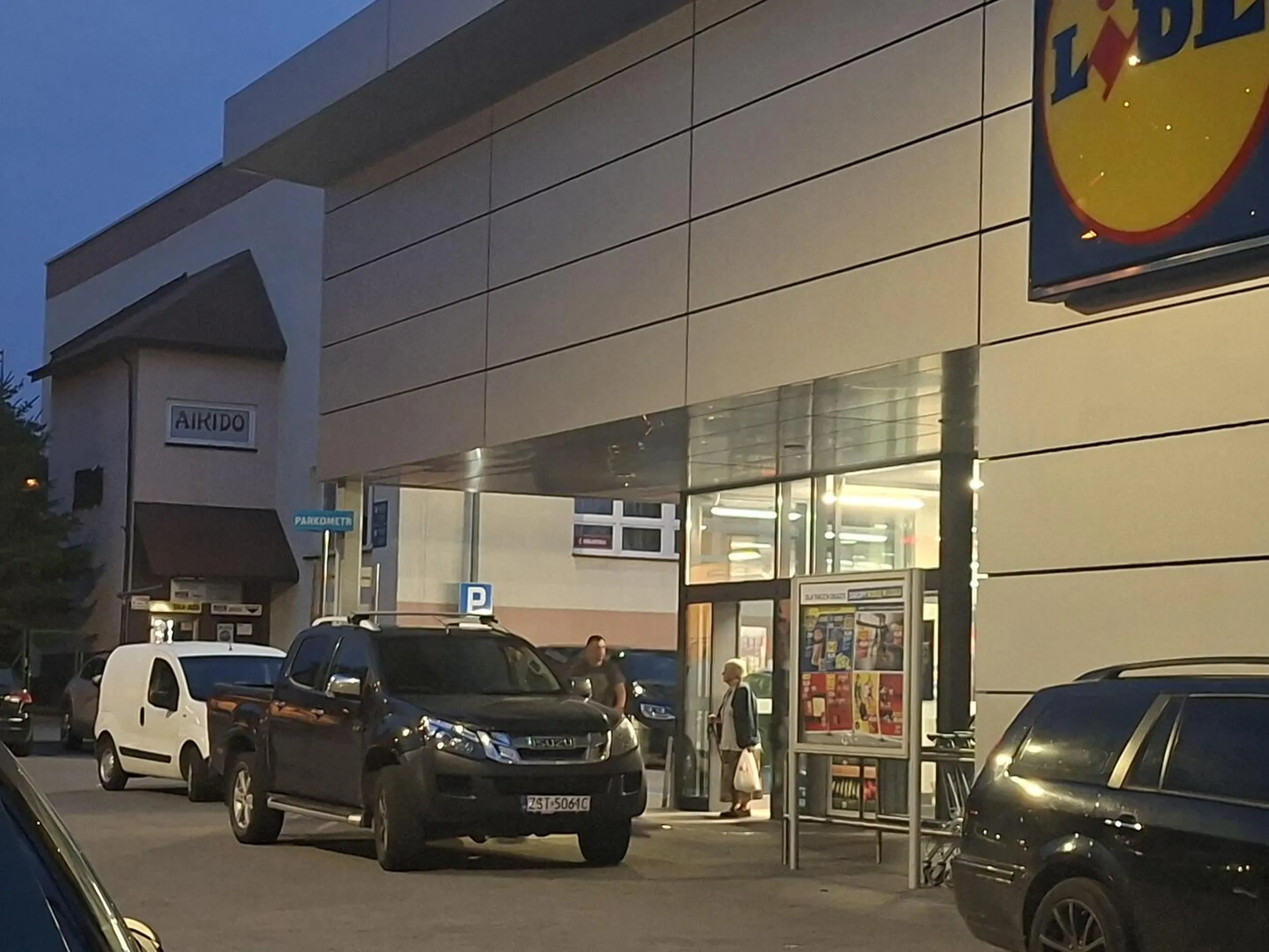 Kolega mogl juz sobie wjechac do tego sklepu. Po co tyle łazić