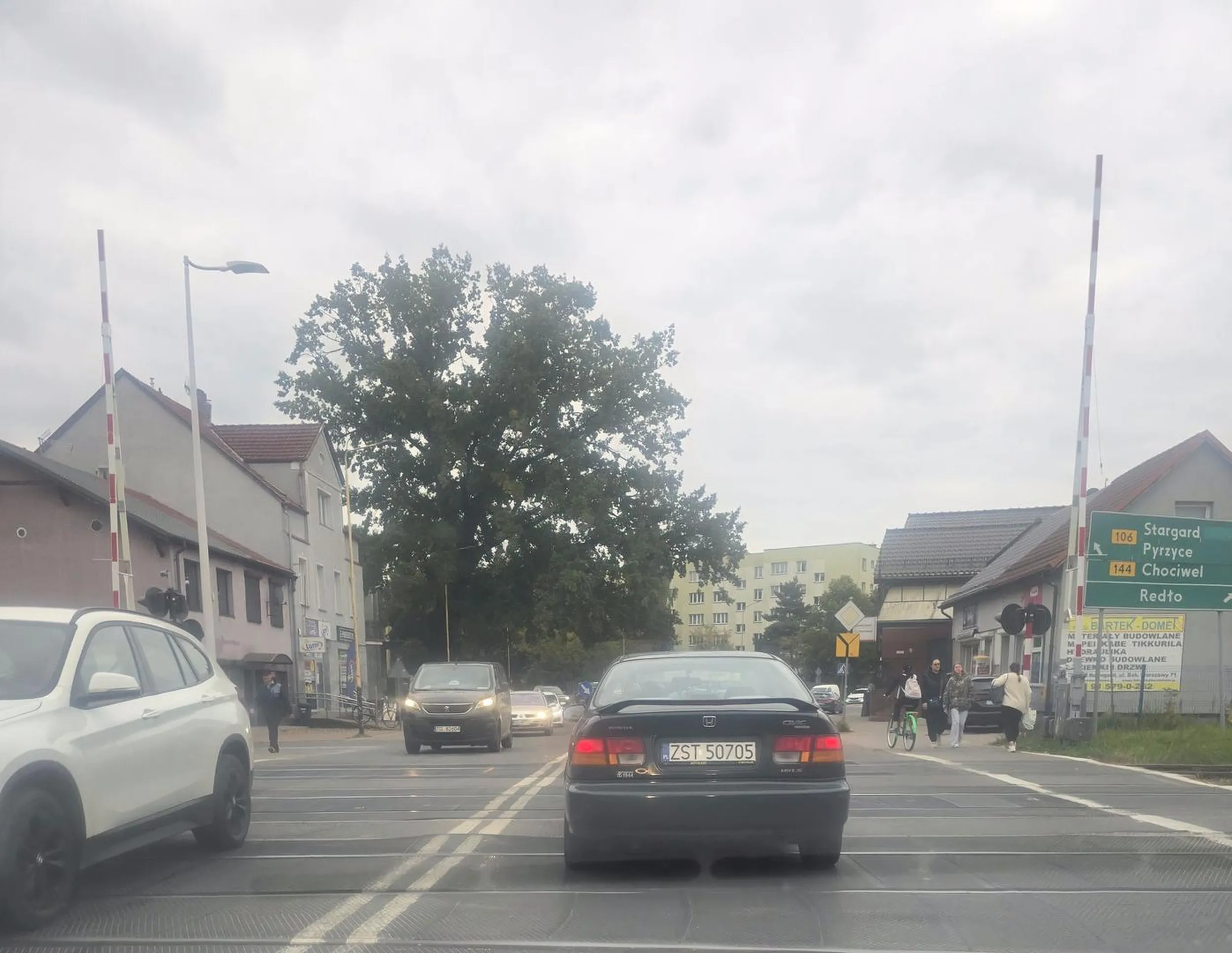 Wymusza pierwszeństwo,jezdzi bardzo szybko przez miasto.Nie ustępuje pieszym na pasach.Ułamki sekund i byłaby stłuczka ze mną.Może dodać filmik z kamery jak Pani wyjeżdża ze skrzyżowana przed maskę mojego samochodu