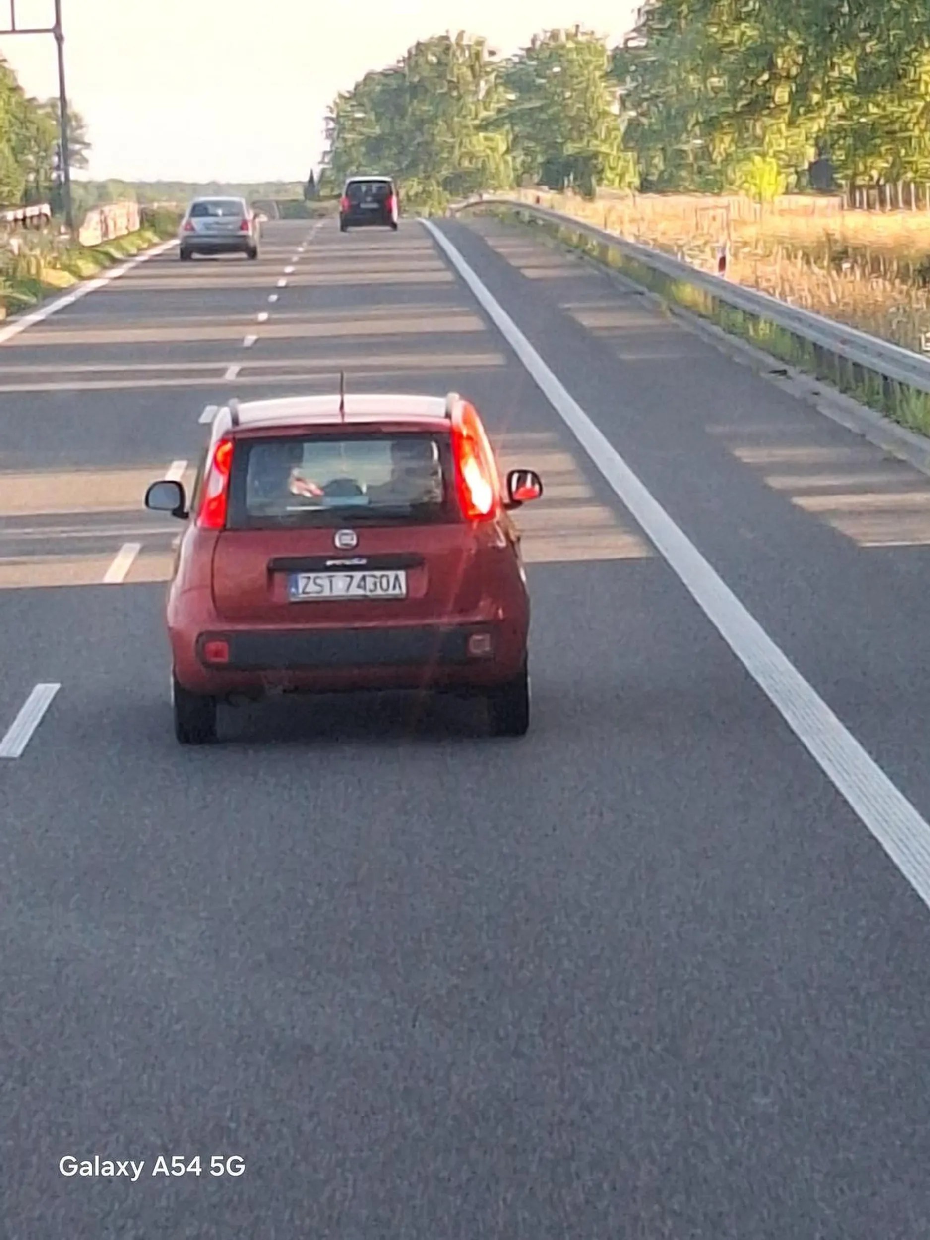 Porusza się prawym pasem, ciągle zmienia prędkość bez powodu i nie daje się wyprzedzić. Na drodze porusza się jak pijany. Droga S6 Płoty, jedzie w stronę Szczecina.