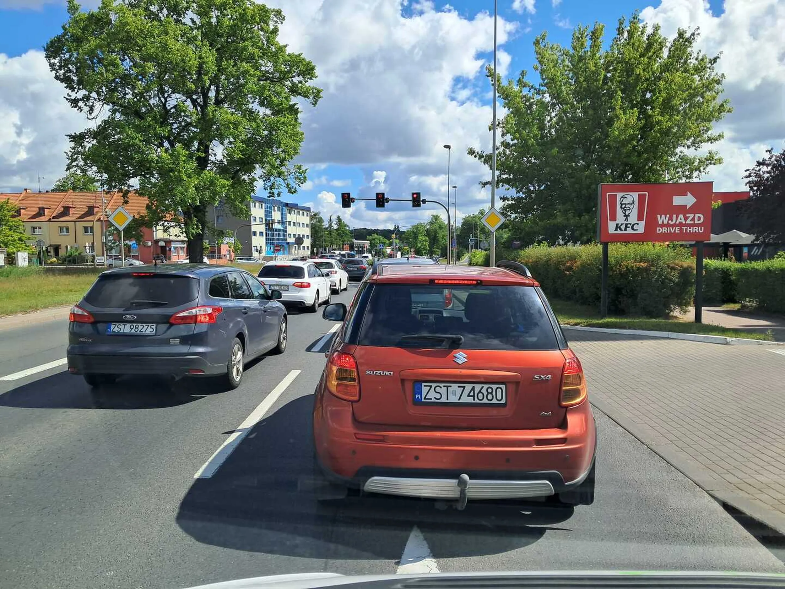 Dziewczyno, oddaj prawo jazdy. Przyspieszenie przed przejściem dla pieszych, na którym są ludzie! Zmian NASA ruchu bez kierunkowskazu i na linii ciągłej. Dramat