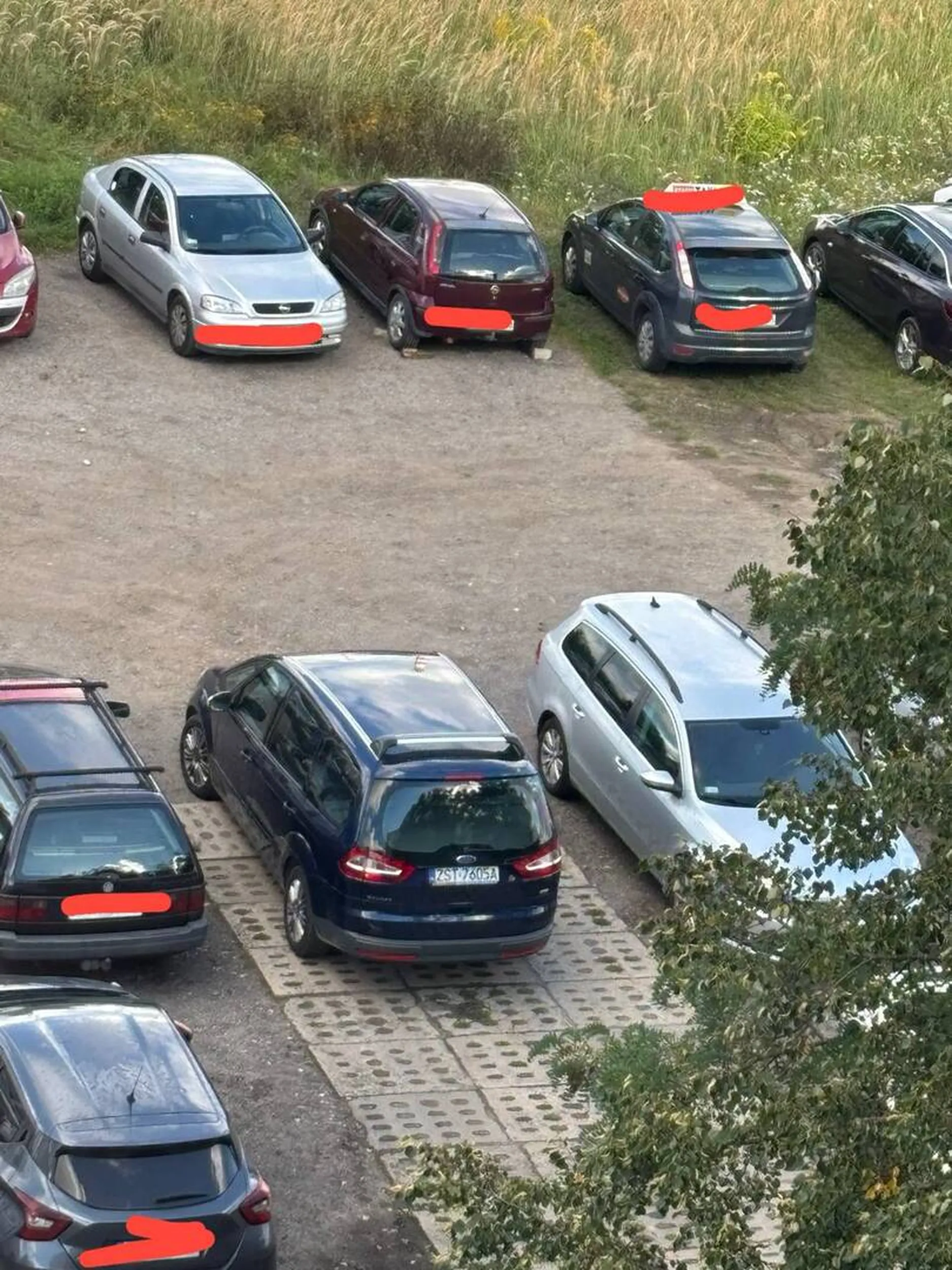 Nie pozdrawiam mistrza z parkowania Zablokował wjazd / wyjazd z parkingu i mieszkańcy bloku nie mogli wyjechać