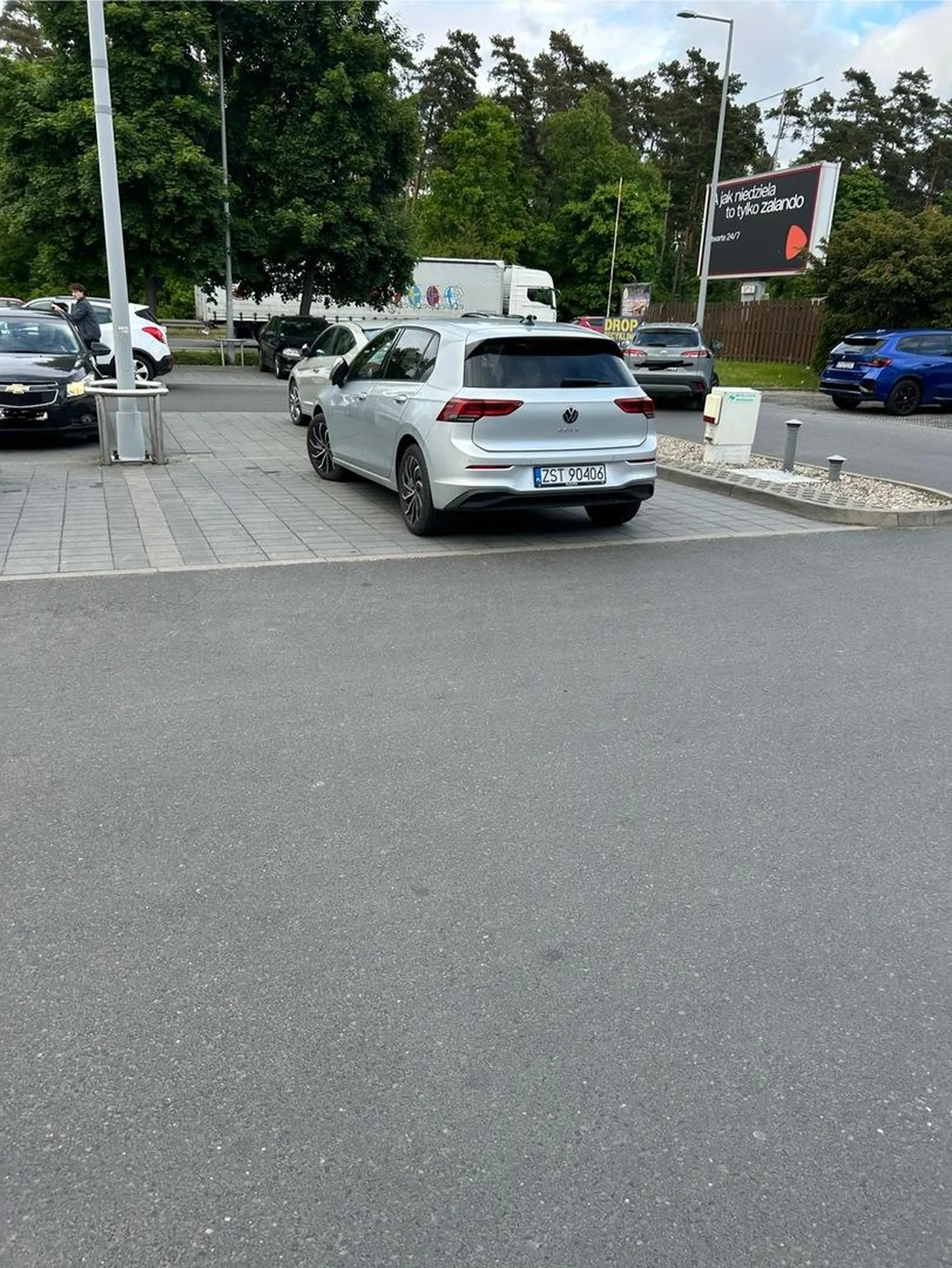 Stawać w godzinach szczytu pod sklepem na dwóch miejscach? Pozdrawiam ?