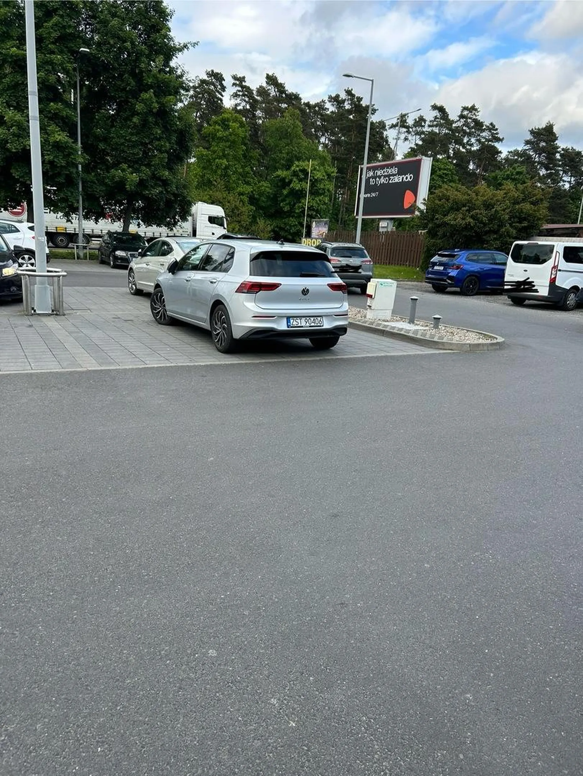 Stawać w godzinach szczytu pod sklepem na dwóch miejscach? Pozdrawiam ?