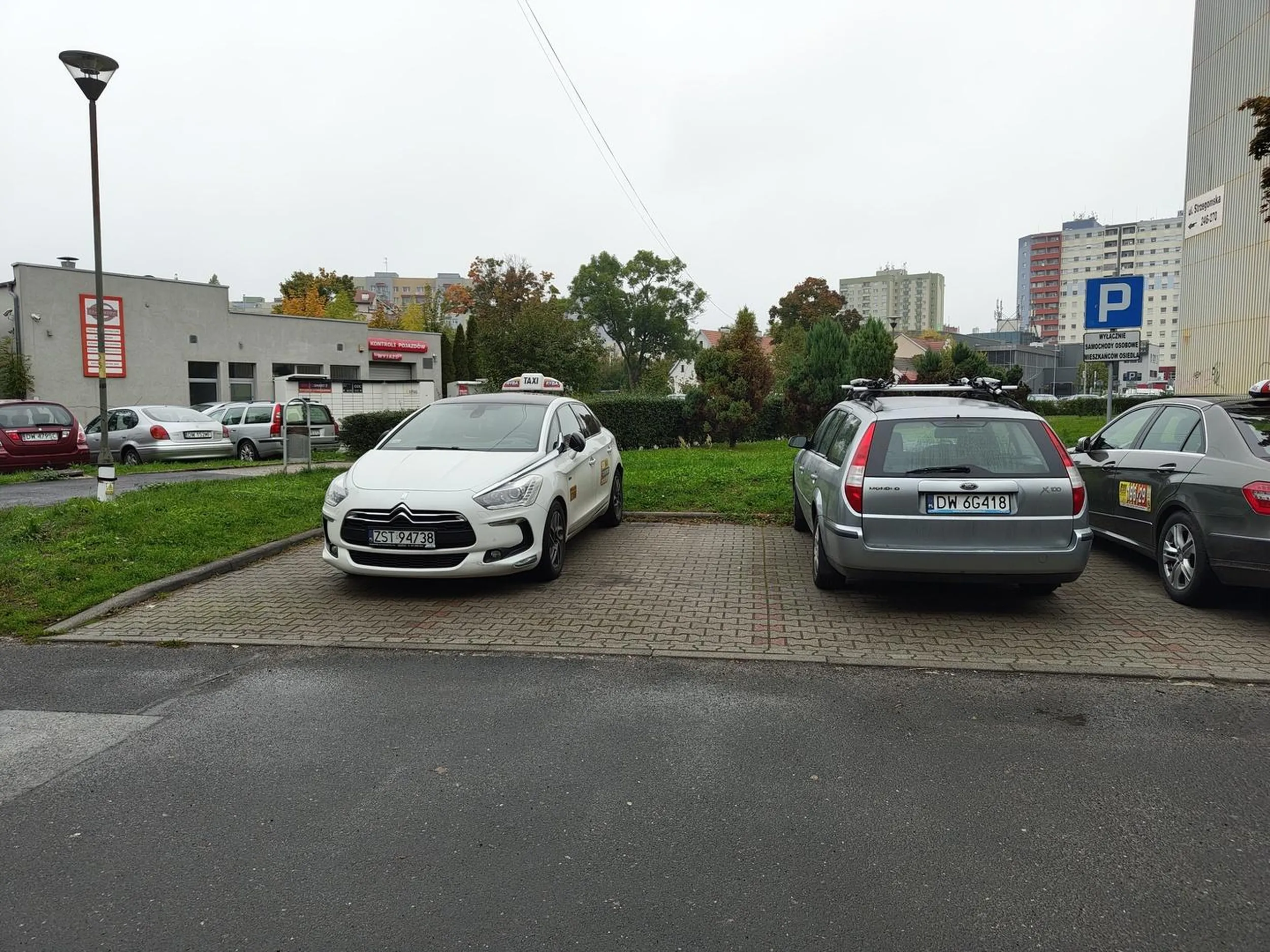 Parking dla mieszkańców osiedla, a cierp nie dość, że nim nie jest, to jeszcze zajmuje dwa miejsca.