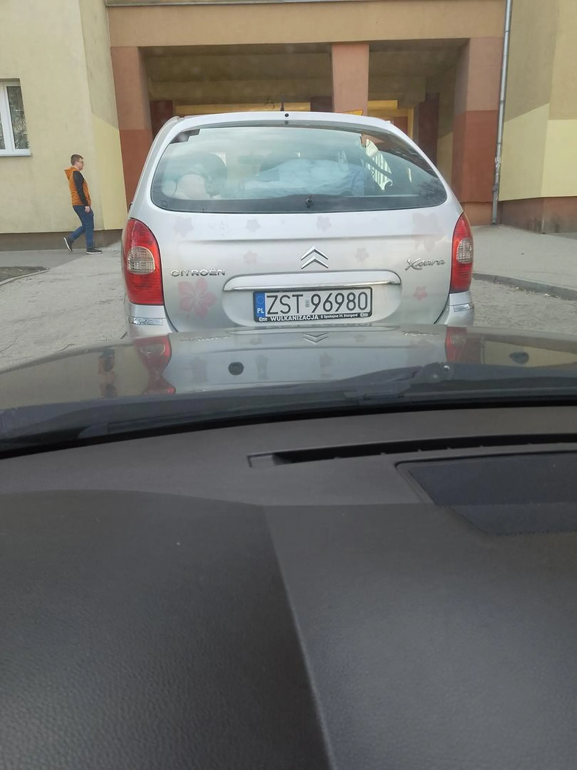 Naucz się parkować, a nie zastawiać wyjazd i przejazd, że auta muszą po chodniku jeździć.