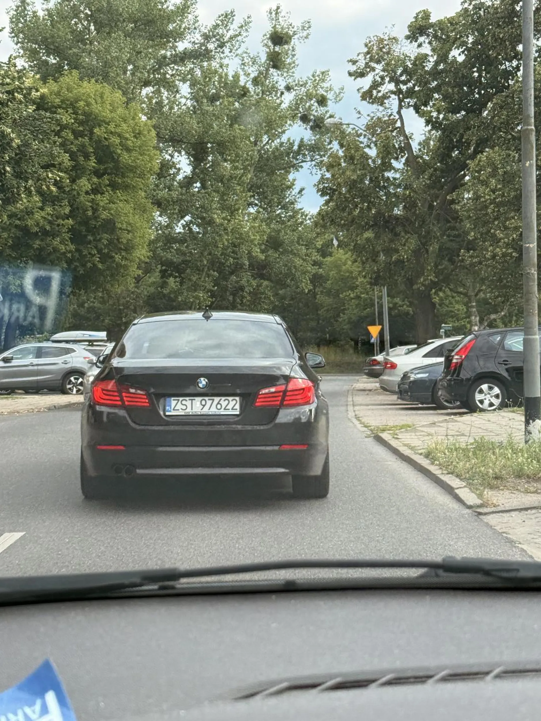 Paniusia wymusiła pierwszeństwo po czym jeszcze pokazała środkowy palec przez okno. Kobiecie po 50 roku życia już chyba nie przystoi takie zachowanie.