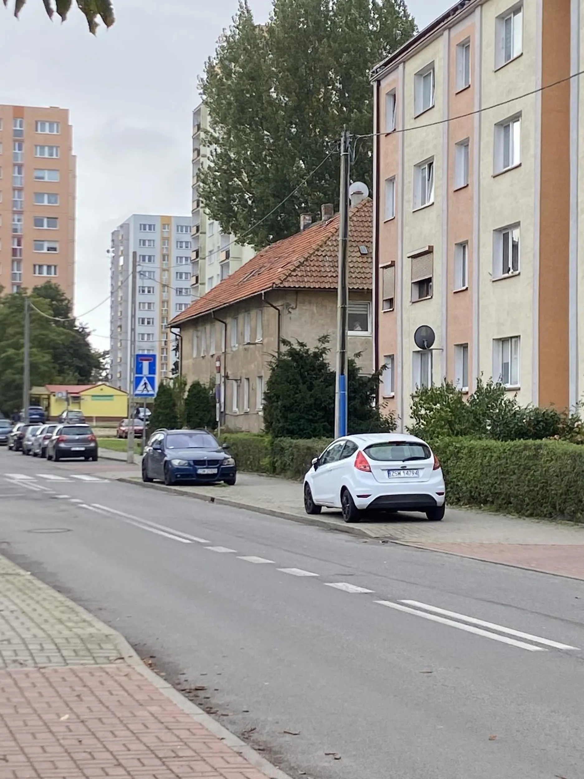 kierowca kompletnie bezczelny. Parkowanie to dla niego jakaś abstrakcja staje jak mu pasuje krzywo, na półtora miejsca, blokując innym wyjazd. Zero wyobraźni, zero kultury za kółkiem. Każdy, kto przejeżdża obok, tylko łapie się za głowę i pyta kto w ogóle dał temu komuś prawo jazdy? Hańba! Takie zachowanie to wstyd dla kierowców zamiast przykładu dawać, robi z siebie i ulicy cyrk!!