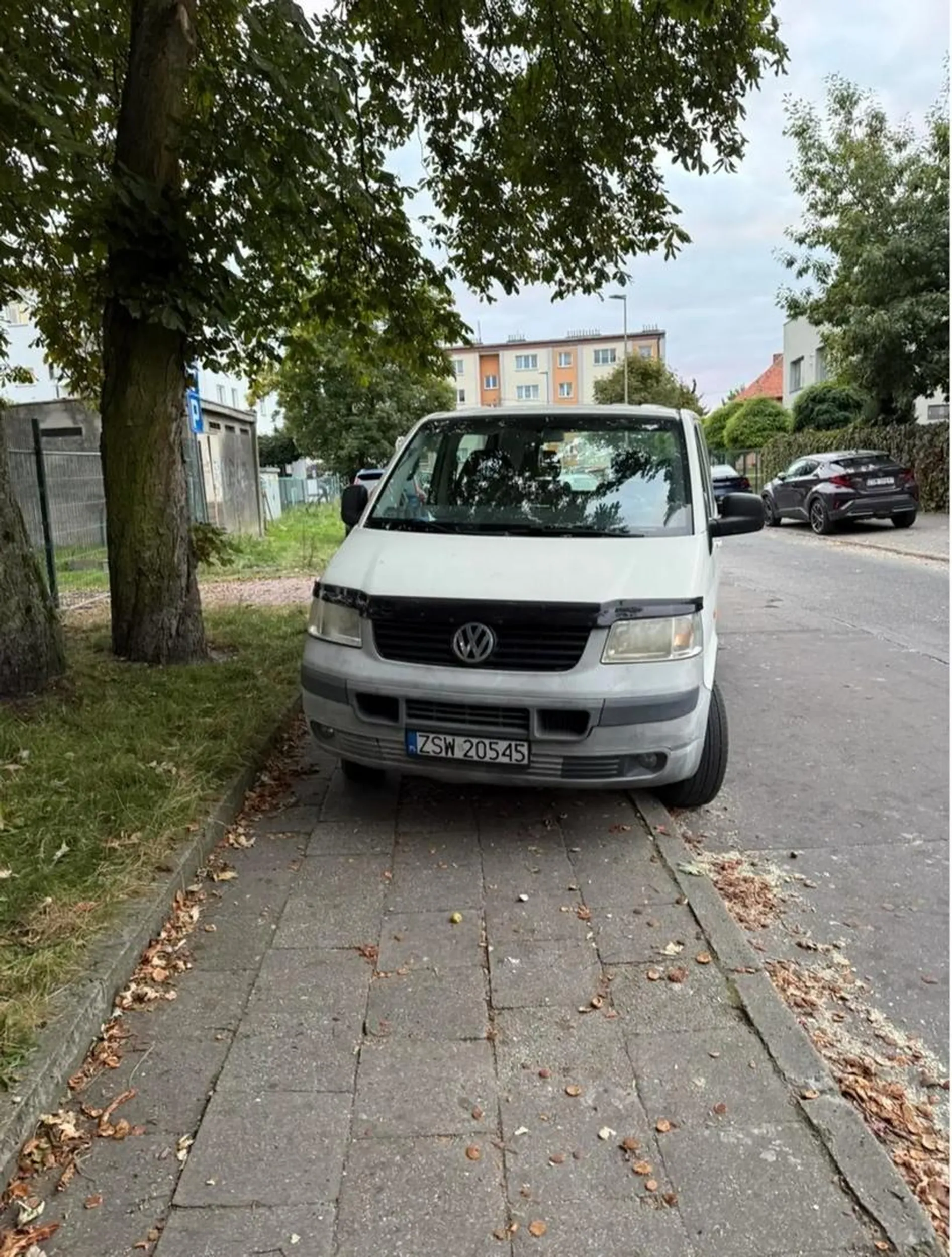 Kierowca zastawia cały chodnik. Karygodne parkowanie.