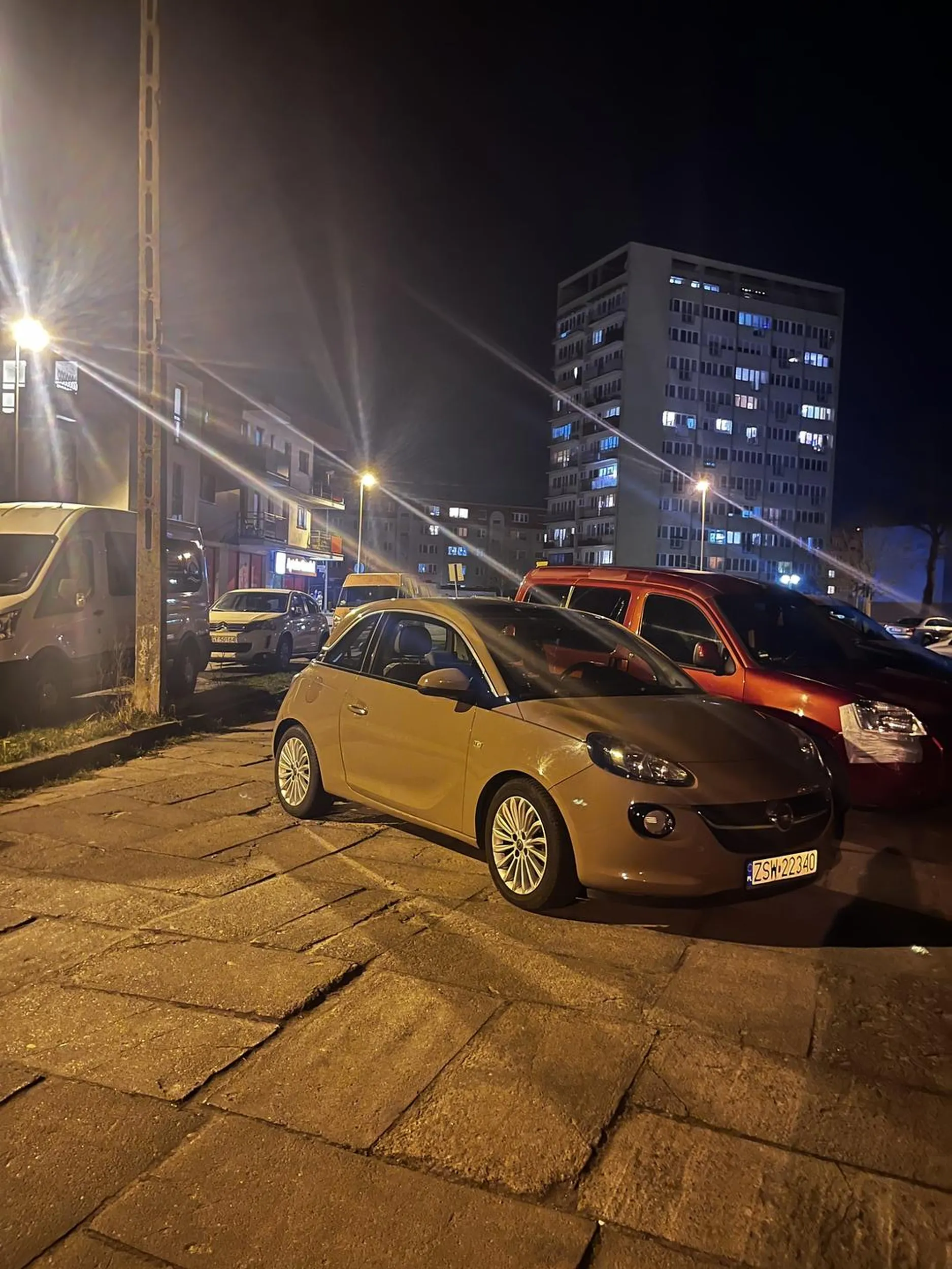 Dojazd do miejsc parkingowych zastawiony, dużo miejsc na parkingu, przed autem 2-3m, a nawet człowiek nie spojrzy, ze przejazd zastawił