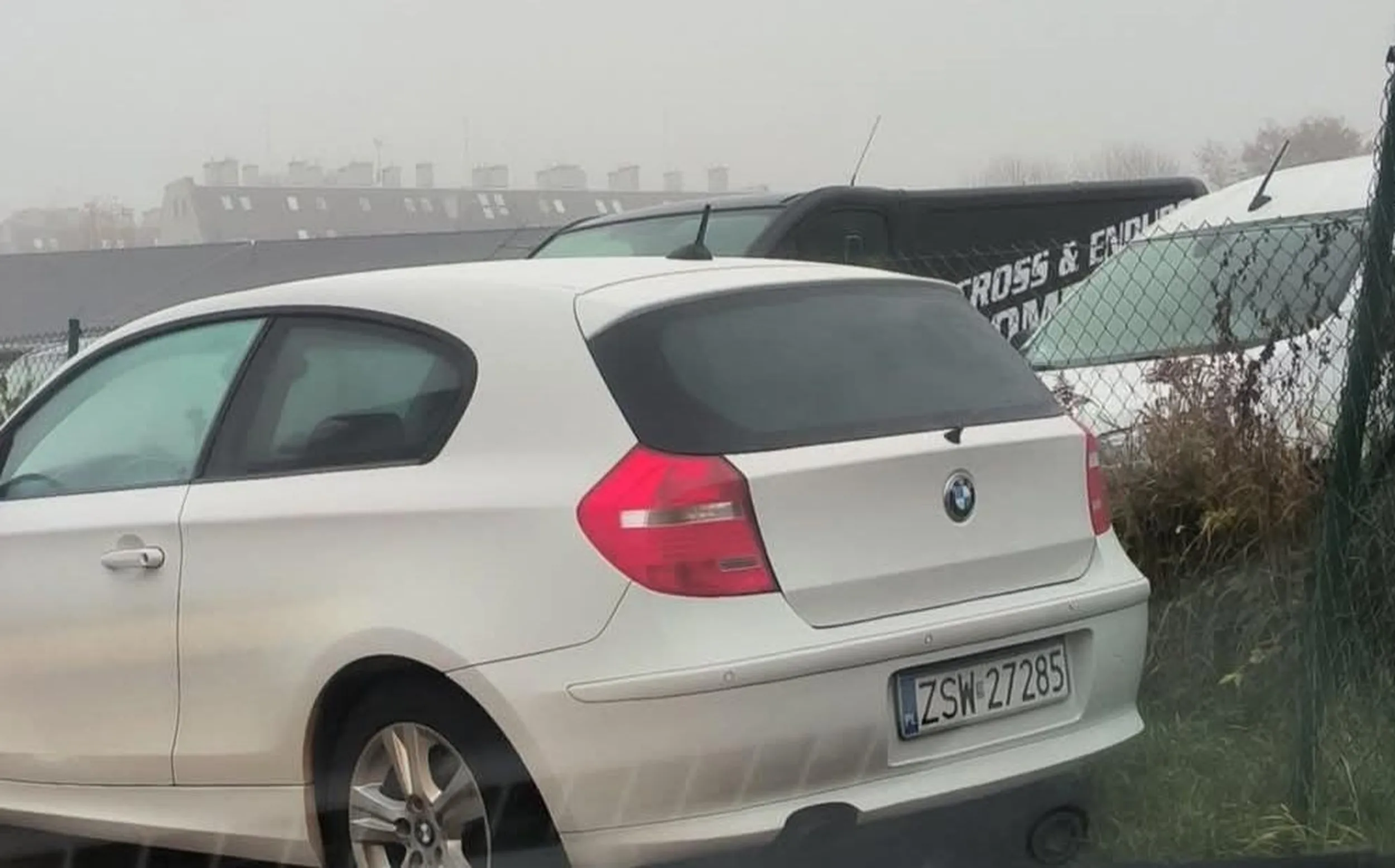 Złośliwy kierowca egoista. Zastawia innym wyjazd.