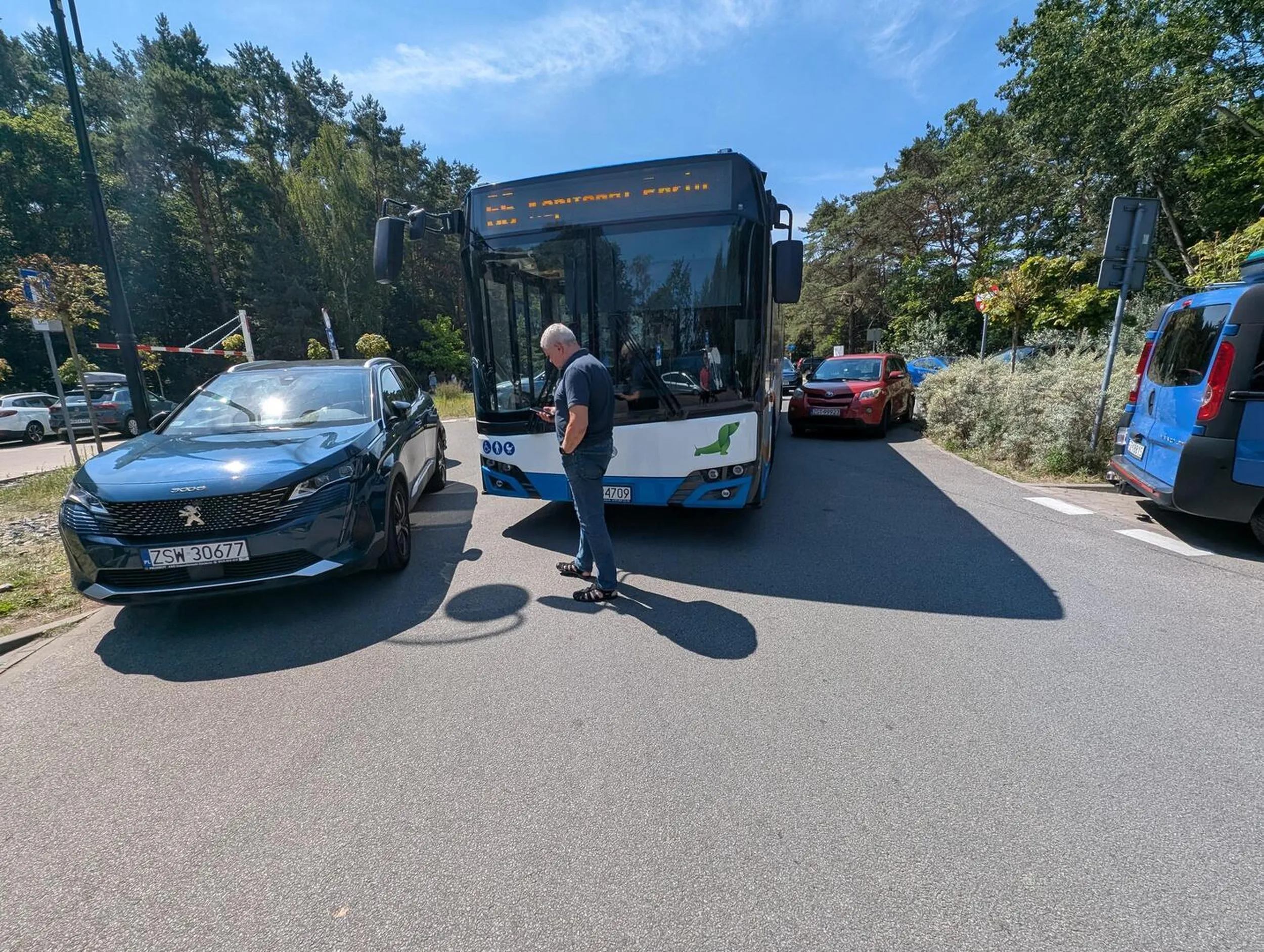Parkowanie w niedozwolonym miejscu na pętli przy wiatraku. Razem z kierowca toyoty uniemożliwił kierowcy autobus wjazd na pętlę. Obaj mistrzowie parkowania wylegiwali się na plaży, a ludzie nie mogli w tym czasie korzystać z komunikacji miejskiej lub wjechać swoimi autami na parking.