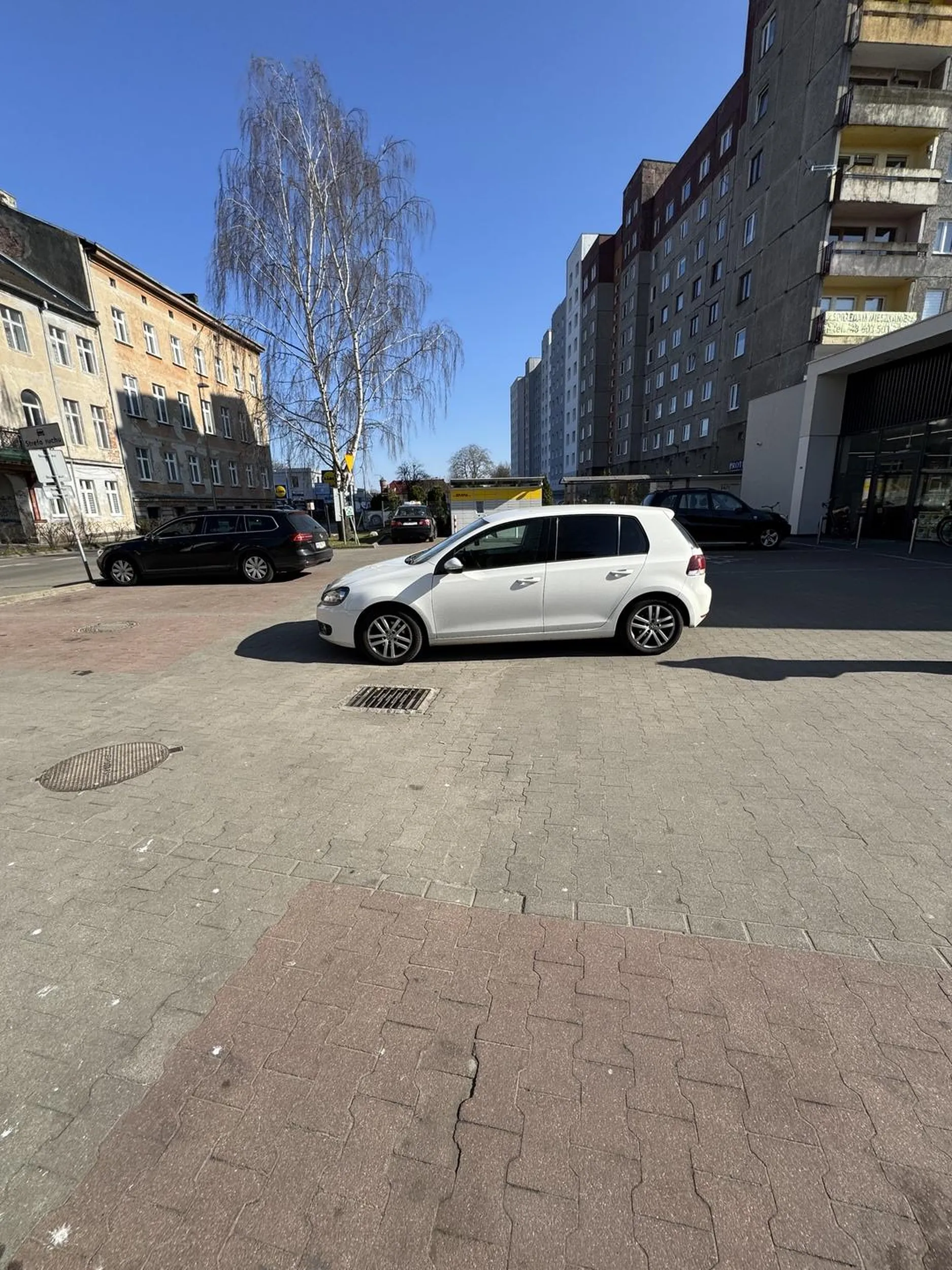 Pani blondynka chyba myśli że może stać gdzie chce masakra