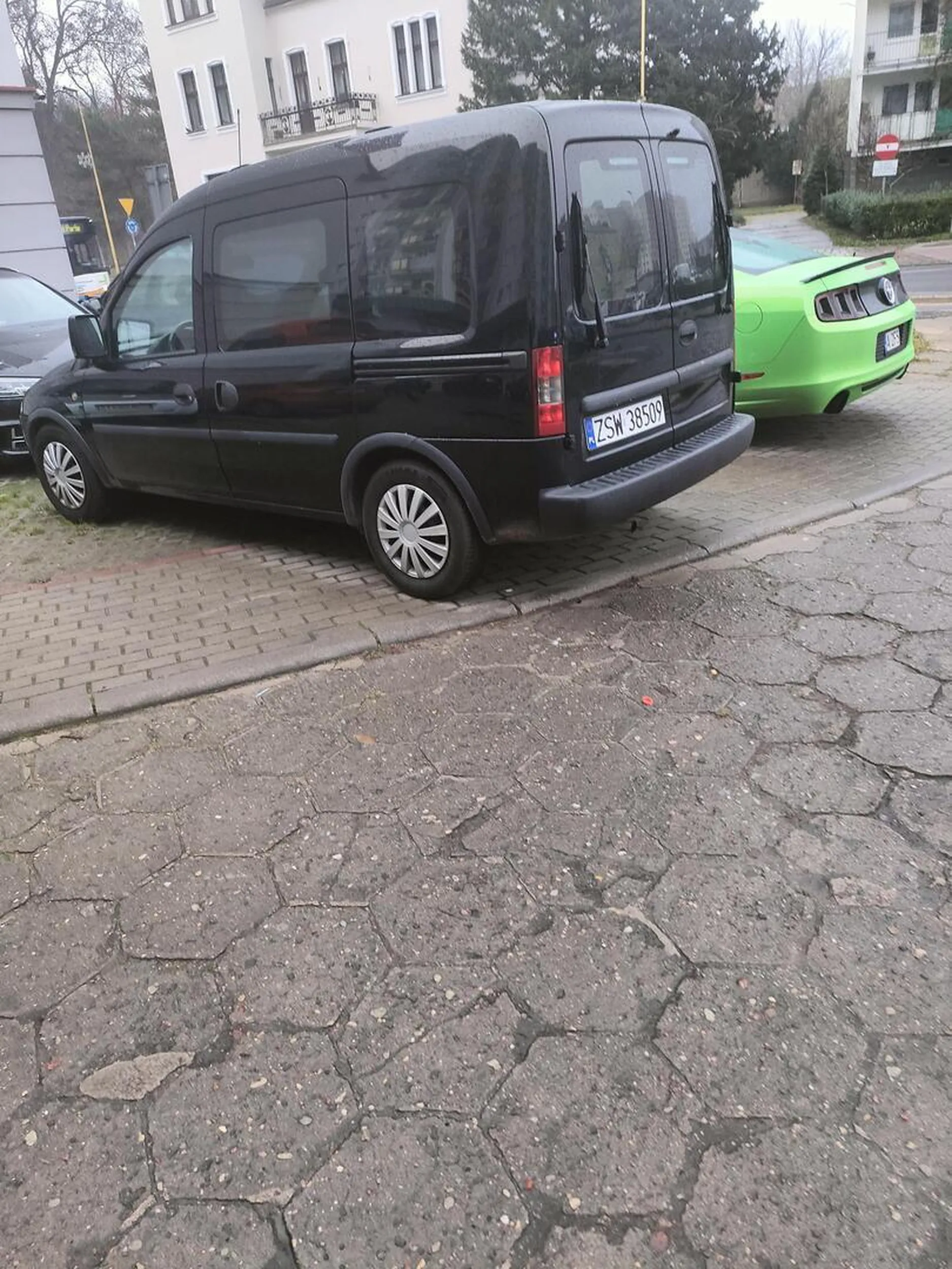 Świnoujście ul Bolesława Chrobrego chamstwo parkowanie na chodniku