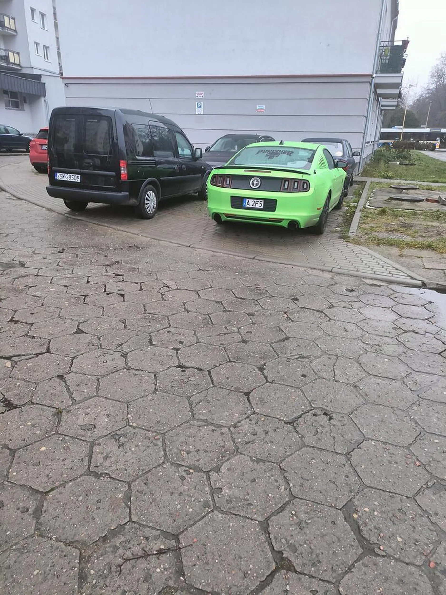 Świnoujście ul Bolesława Chrobrego chamstwo parkowanie na chodniku