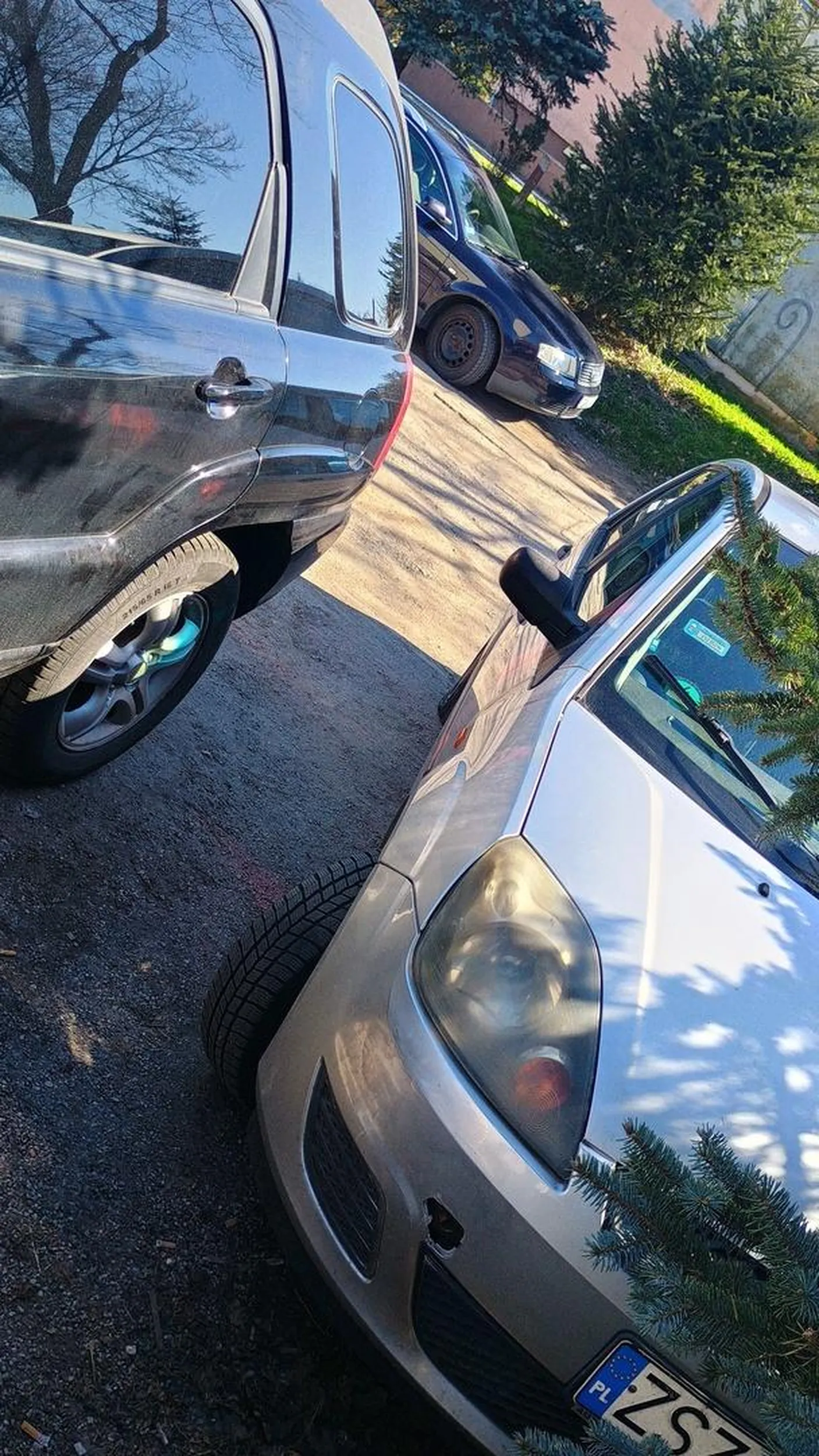 Jakieś stare kurwisko zablokowało auto stojące na parkingu i nie może wyjechać.