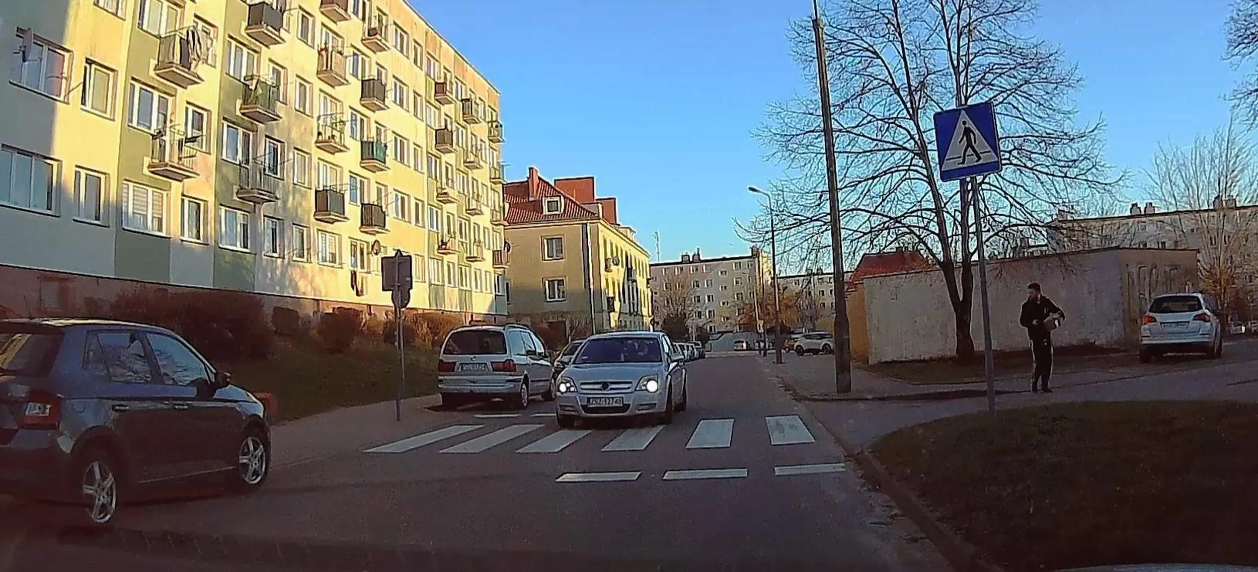 Burak jeździ środkiem i nie zjedzie na prawo,  zarysuje drugie auto czy nie, koło ch*** mu to lata.