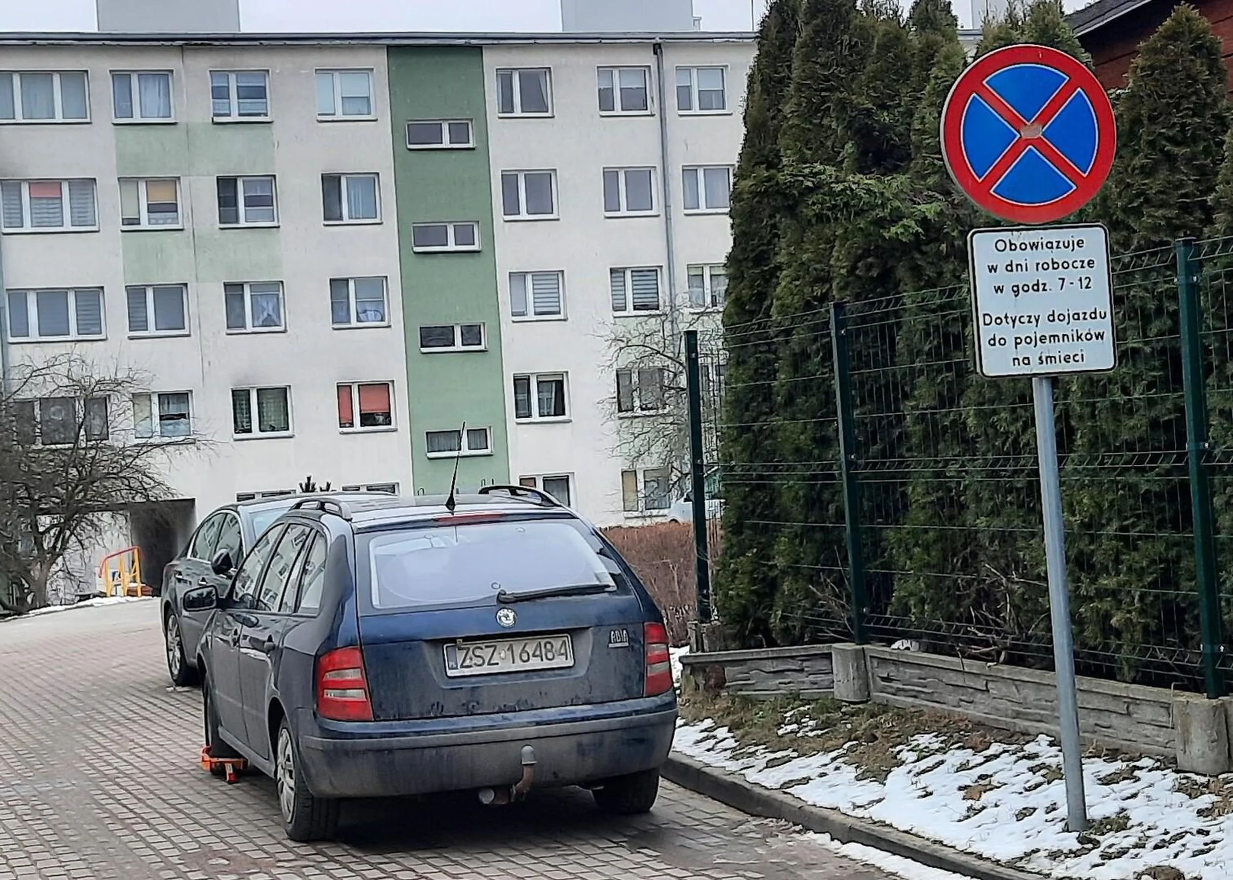 Gamoniu, ten znak zakazu nie stoi tutaj, bo komuś się nudzi, zablokowałeś odbiór śmieci przed weekendem, gratulacje.