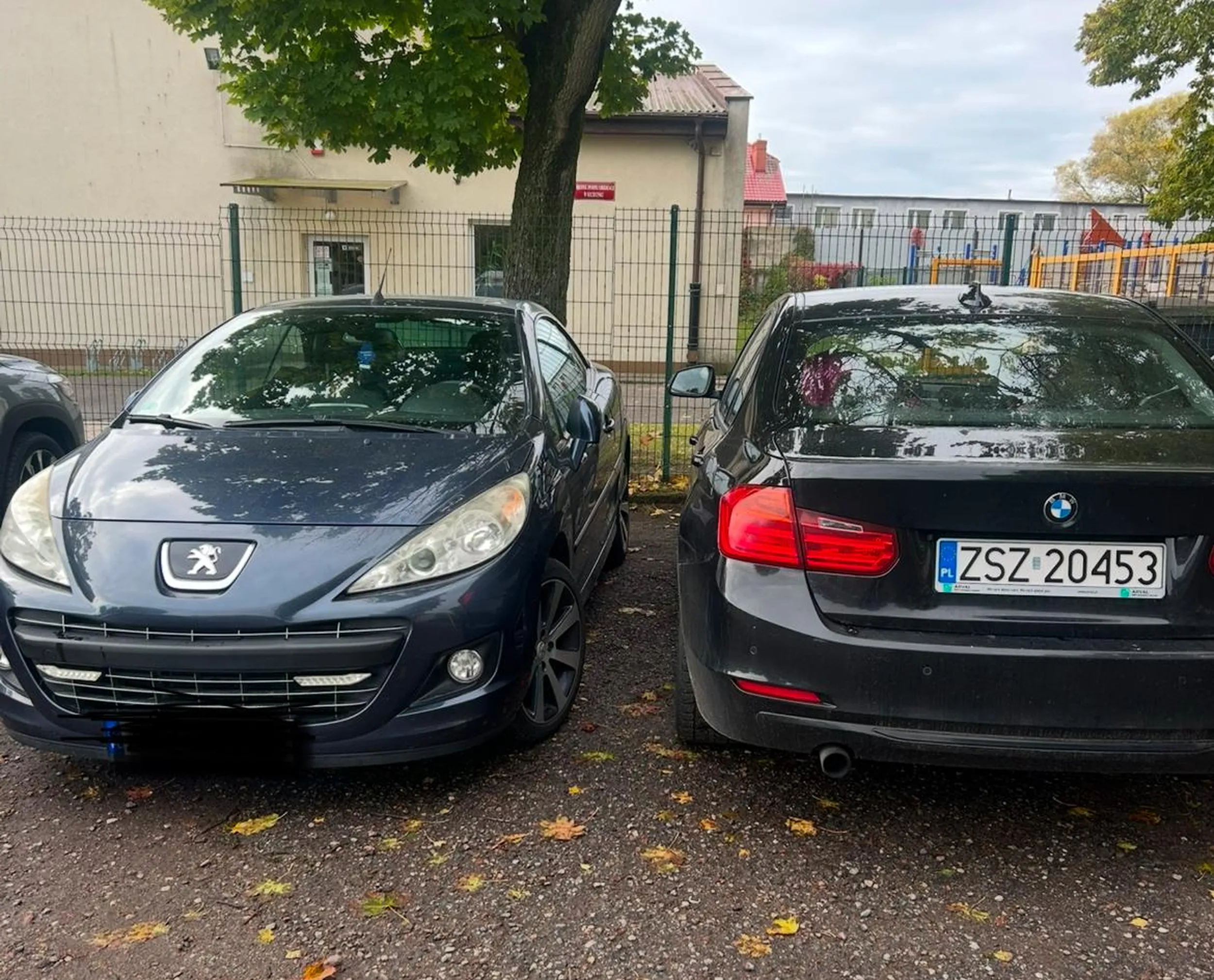 babka mnie zastawiła na parkingu, ze nie moglam drzwi otworzyć, bo mam naprawdę duże i ciężkie a ona sama z mniejszymi ledwo wyszła, jak wchodziła te jeszcze te drzwi musiała oprzeć na moim aucie żeby się zmieścić, nie pozdrawiam.