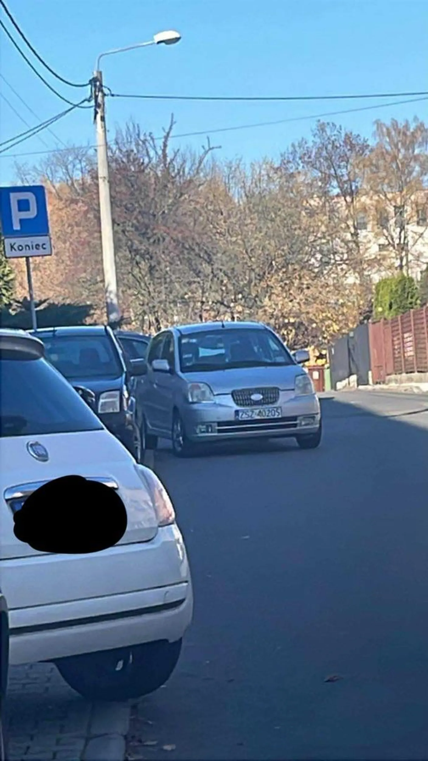 Stajesz pod tą szkołą jak ... Ogarnij się bo nawet przejechać nie idzie