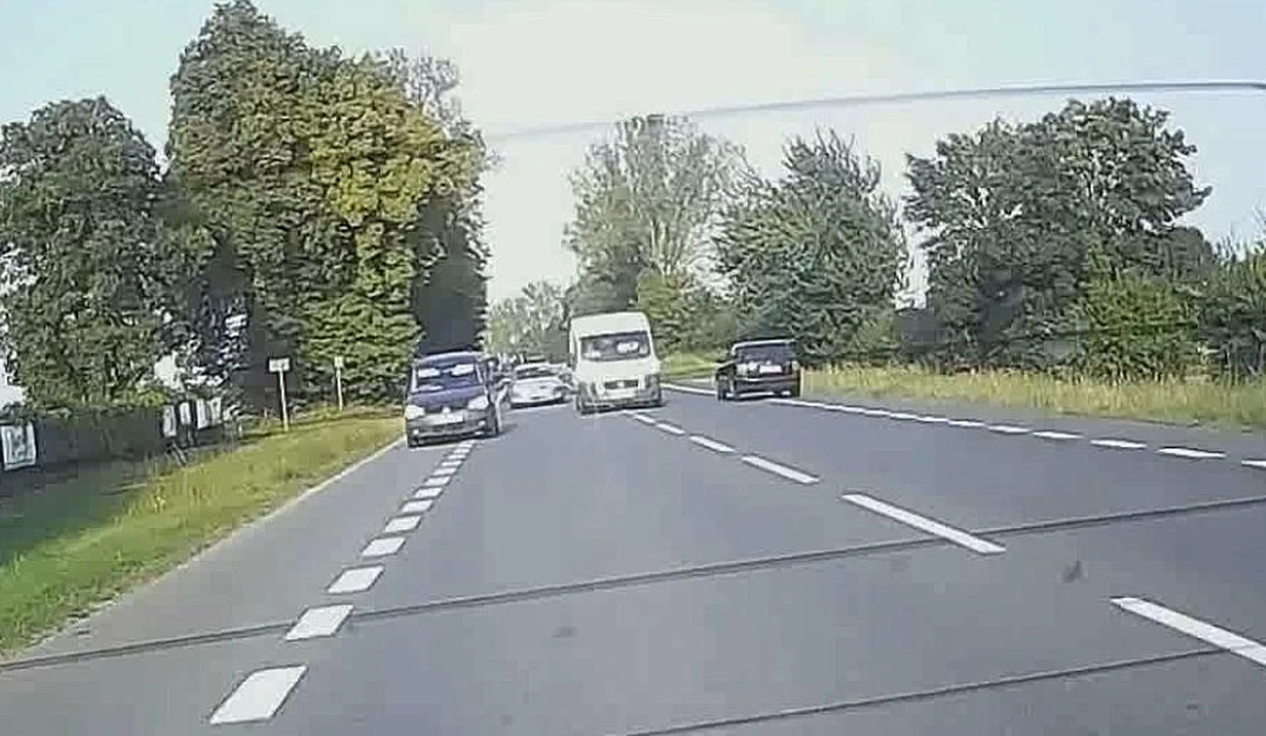 Uwaga na kolesia: spycha inne auta na pobocze, linie na drodze dla niego nie istnieją,  Ładny przykład dajesz chłopaczkowi co żre loda i ogląda twoją piracką jazdę.