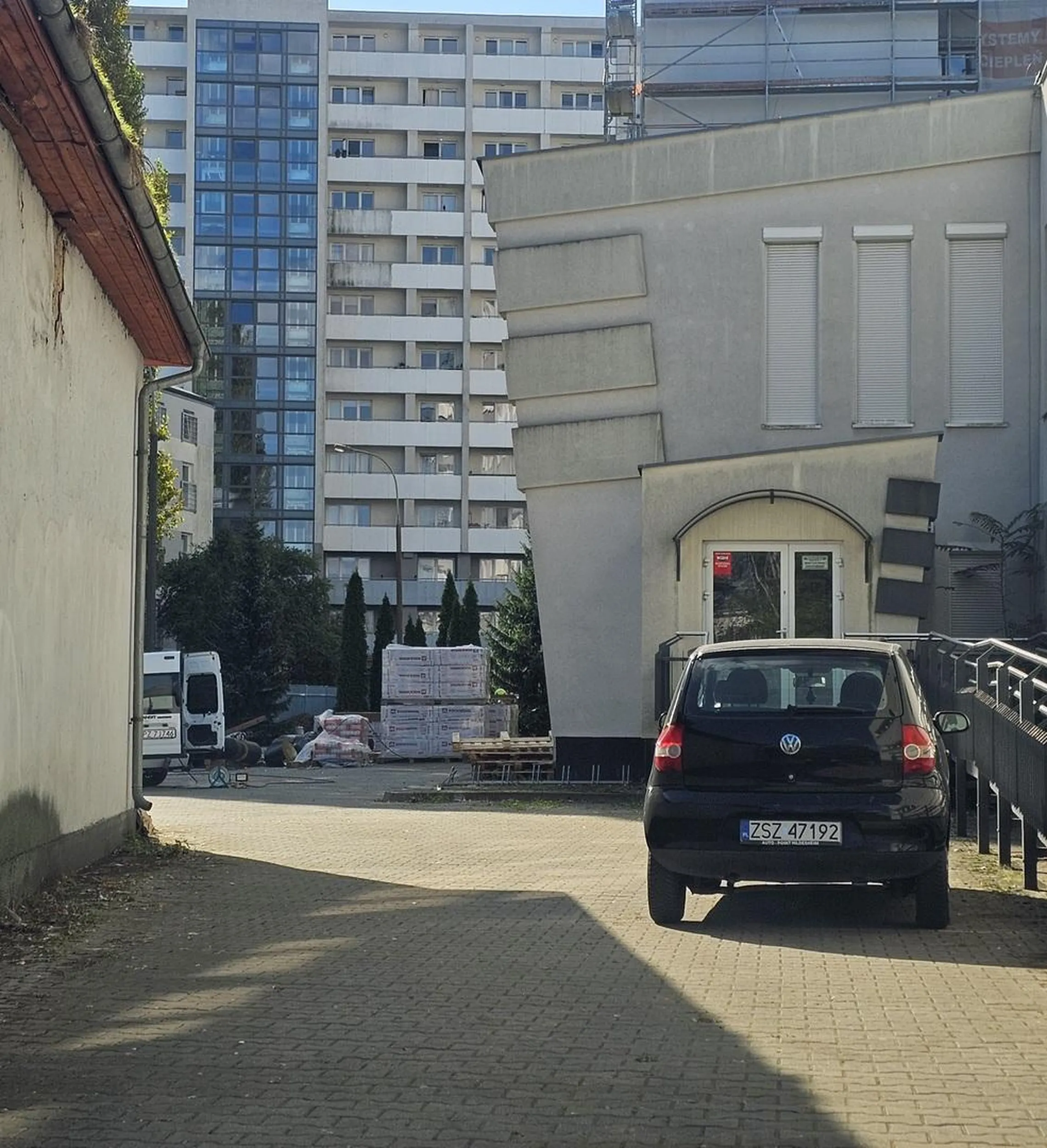 Droga p.poż, wejście do lokalu... a stanę sobie, co tam.