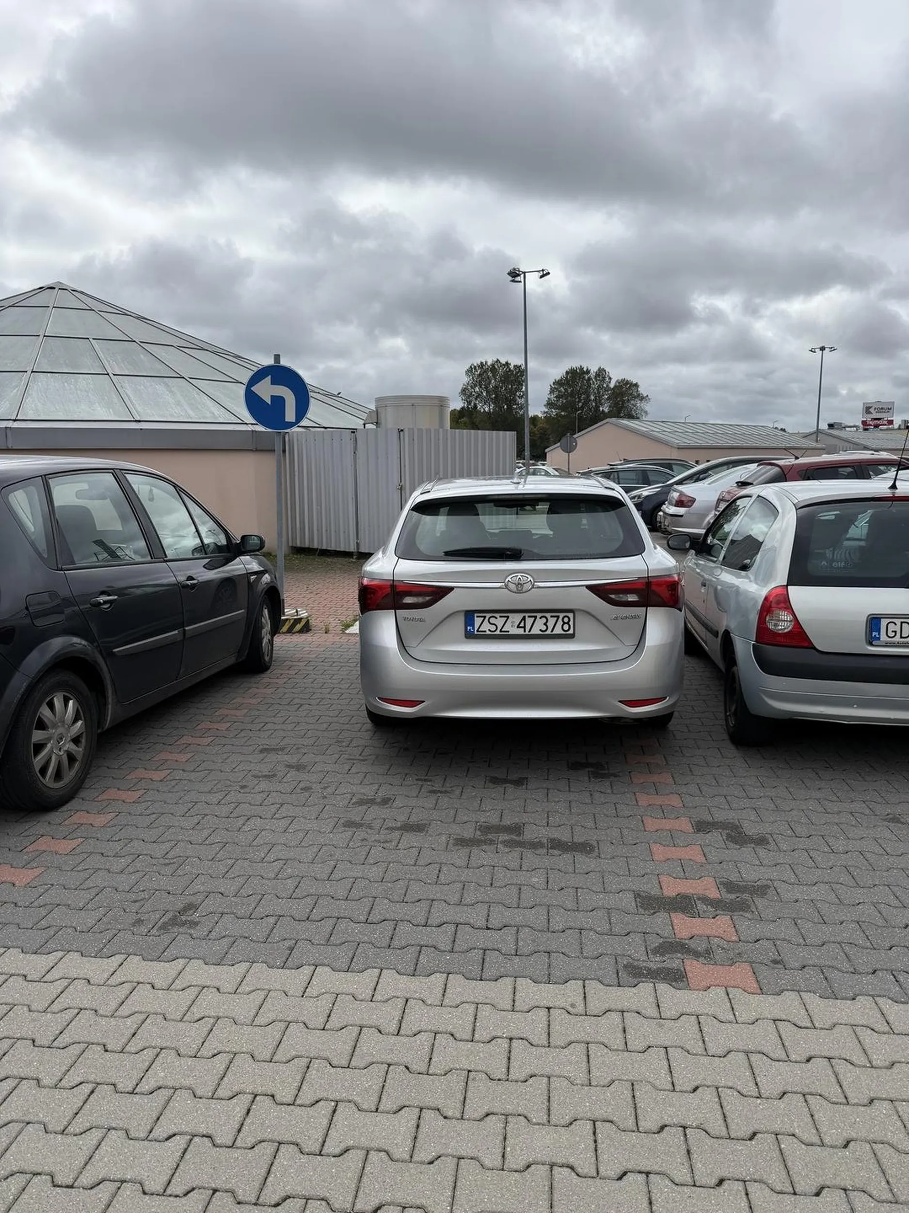 Kierowco Toyoty zalecam udać się na ponowną naukę jazdy parkowania bo prawko za kaczkę zrobione i przy okazji odwiedzić poradnie okulistyczną.