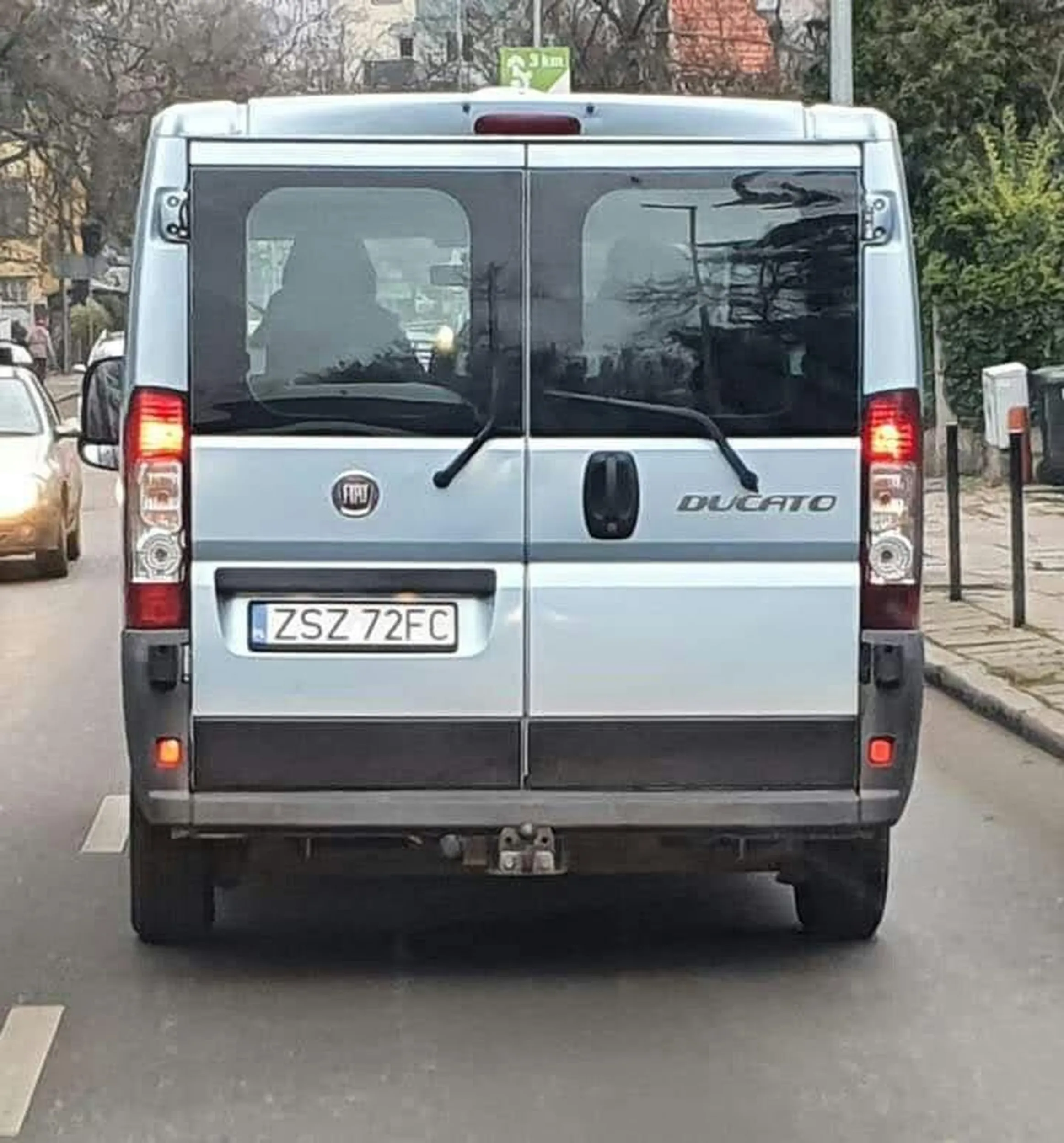 srebrny fiat ducato psy!