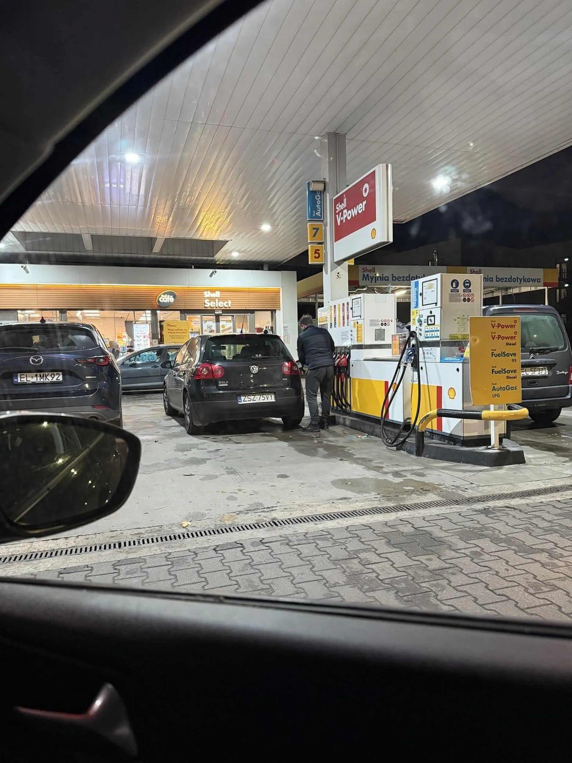 Typ 30min tankuje auto, chodzi wokół dystrybutorów, nie wiadomo czego szuka. Po zwróceniu uwagi, że blokuje kolejkę drze mordę na ludzi… omijać.