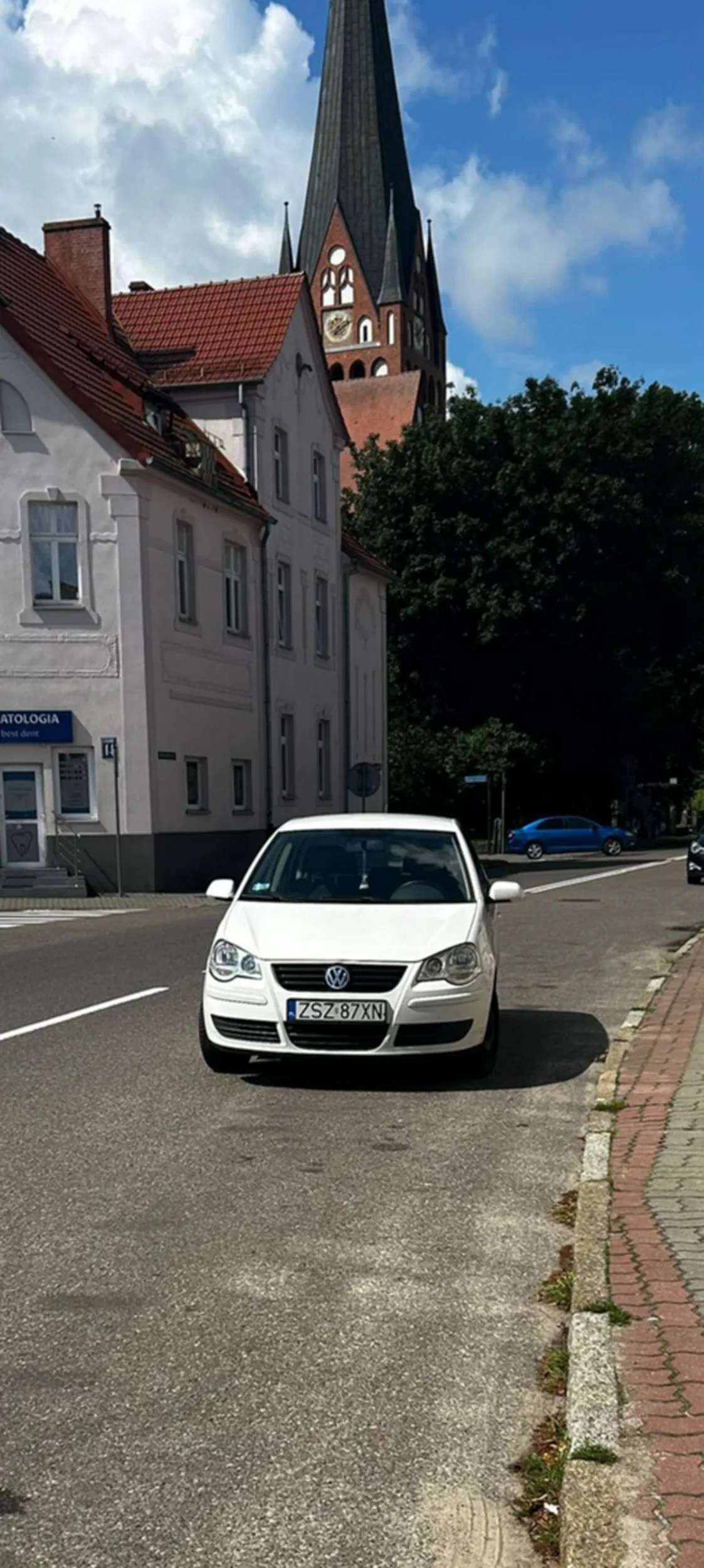 Kretyn parkuje na środku drogi blokując pas ruchu tuż przy skrzyżowaniu. Jeśli parkowanie równolegle do krawężnika stanowi problem to może warto rozważyć przesiadkę na komunikację miejską.