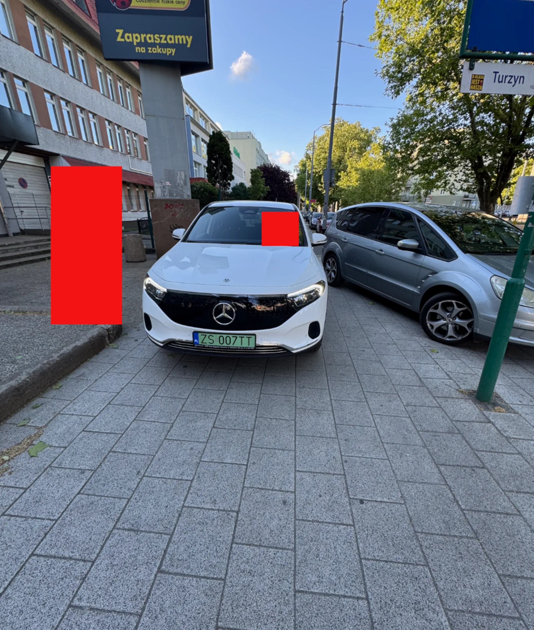 Jeździ wzdłuż po chodniku. Dodatkowo samochodem który ma DMC powyżej 2.5T