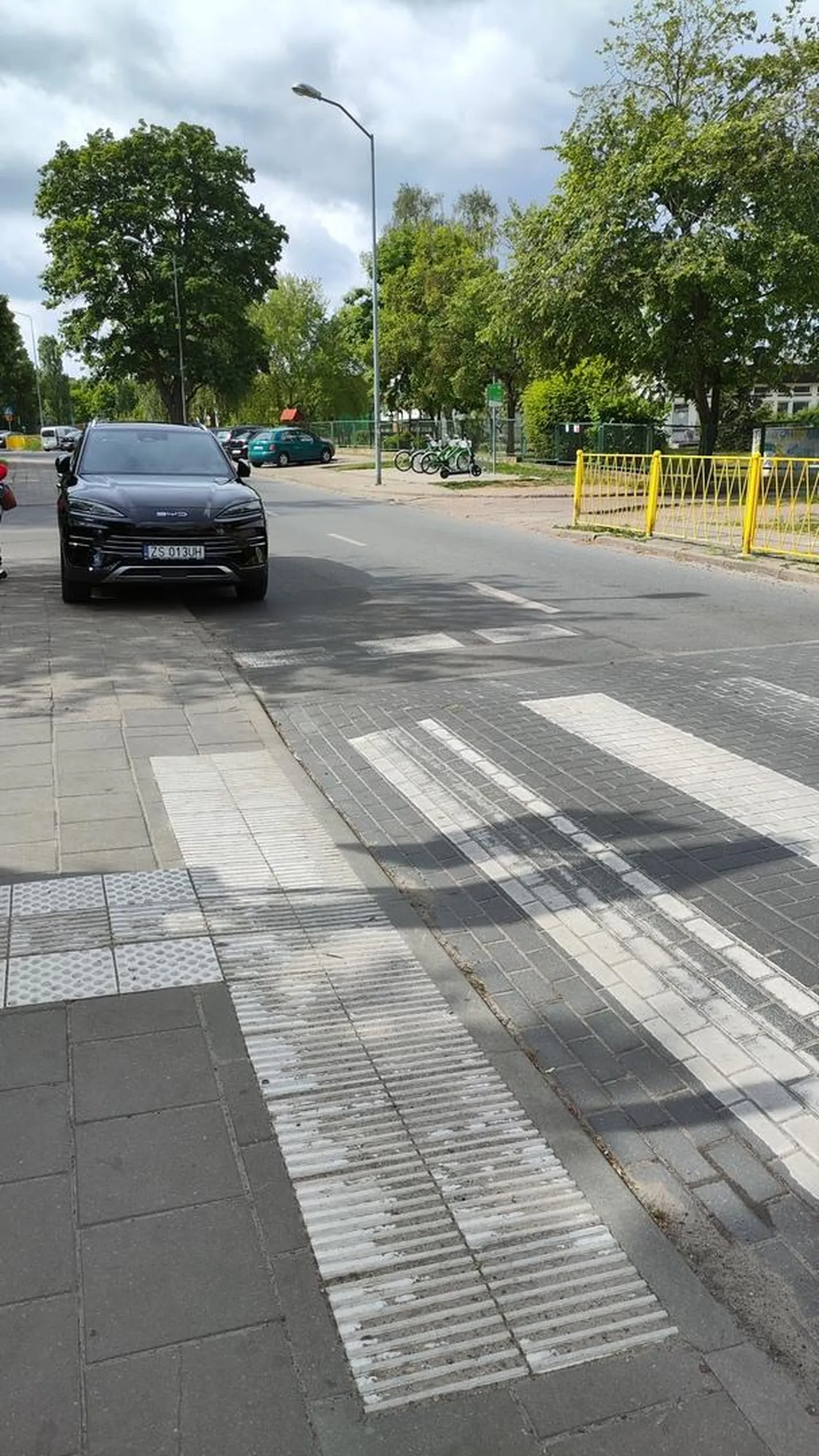 Starszy Pan, bez widocznej niepełnosprawności. Jakby mógł, to by wjechał do cukierni, lecz byli tam szybsi od niego. Szczecin, Rydla 91A.