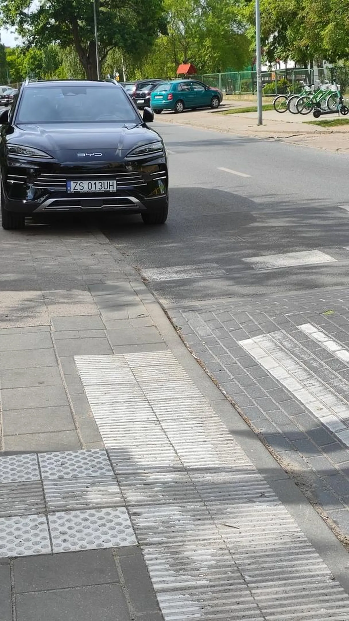 Starszy Pan, bez widocznej niepełnosprawności. Jakby mógł, to by wjechał do cukierni, lecz byli tam szybsi od niego. Szczecin, Rydla 91A.