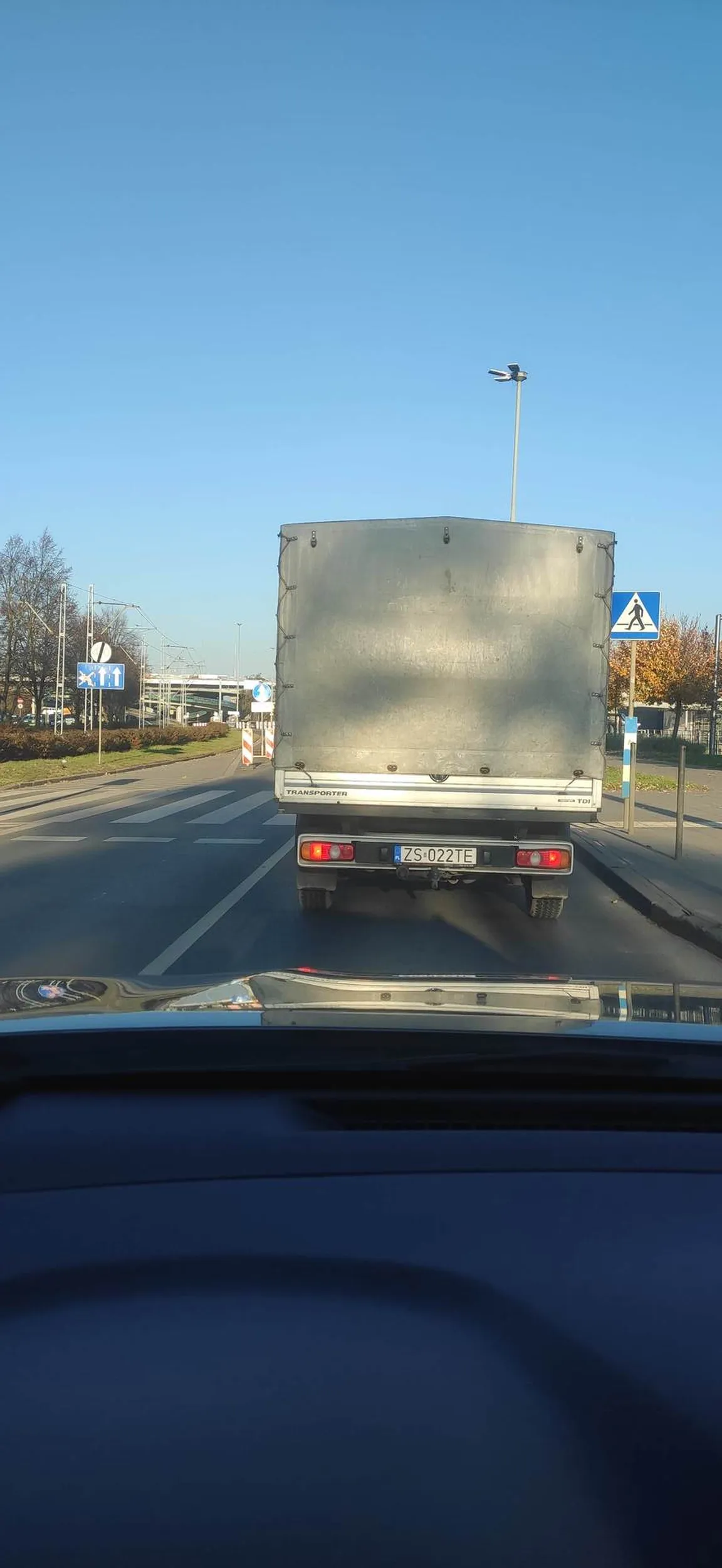 Osoba niezrównoważona emocjonalnie, usiłująca zepchnąć autem prawidłowo jadącego  uczestnika ruchu,materiał dla policji na zatrzymanie uprawnień.Stop agresji drogowej