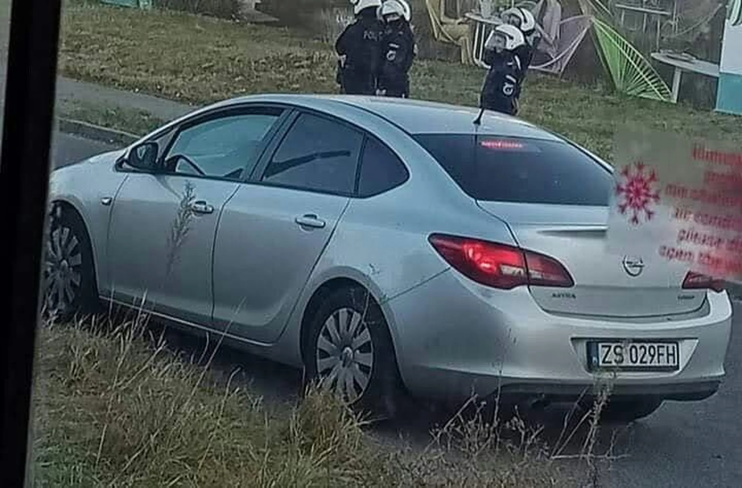 srebrny opel astra psy!