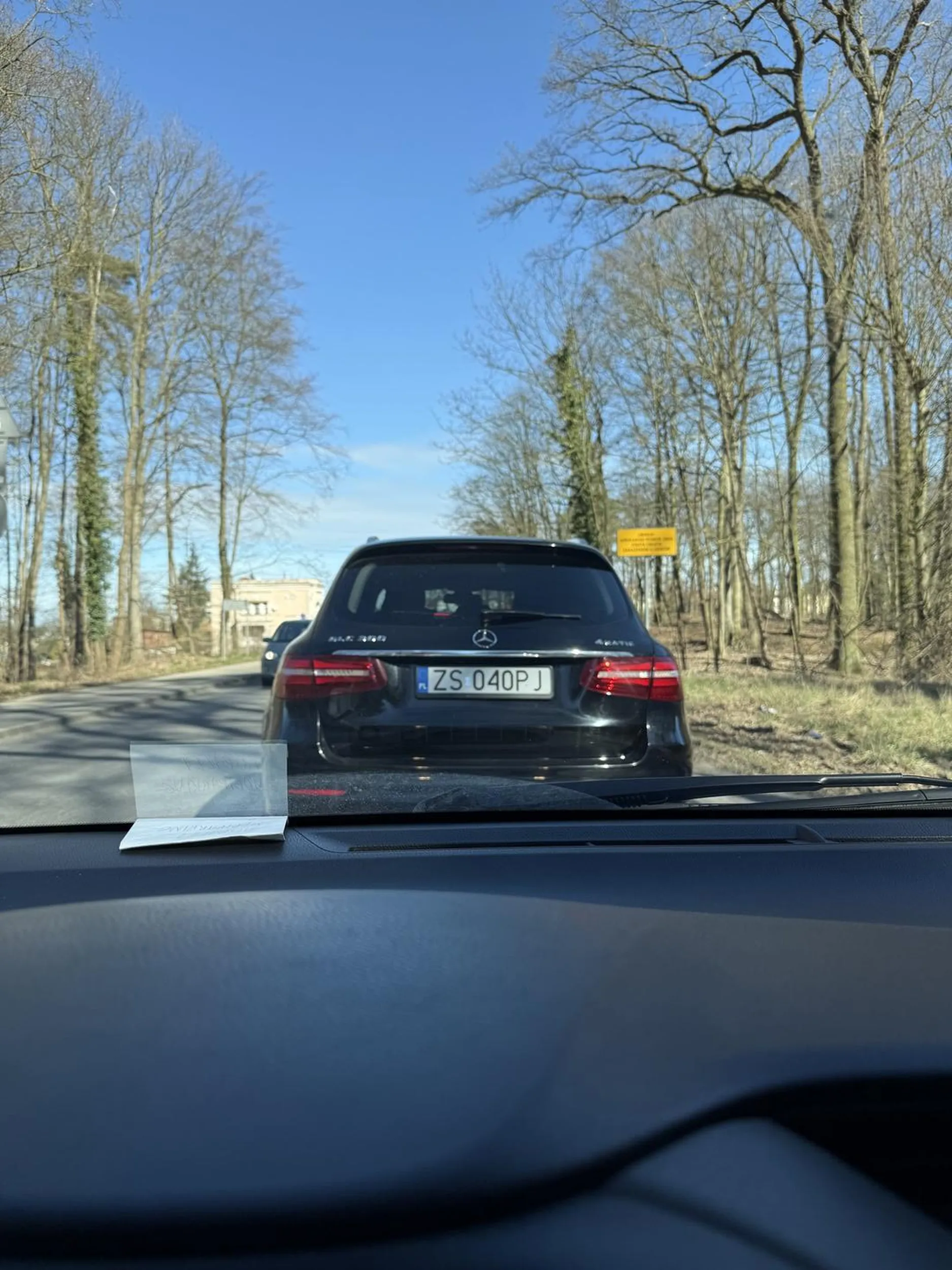 Wpycha się w korytarz życia - między karetkę a straż pożarną