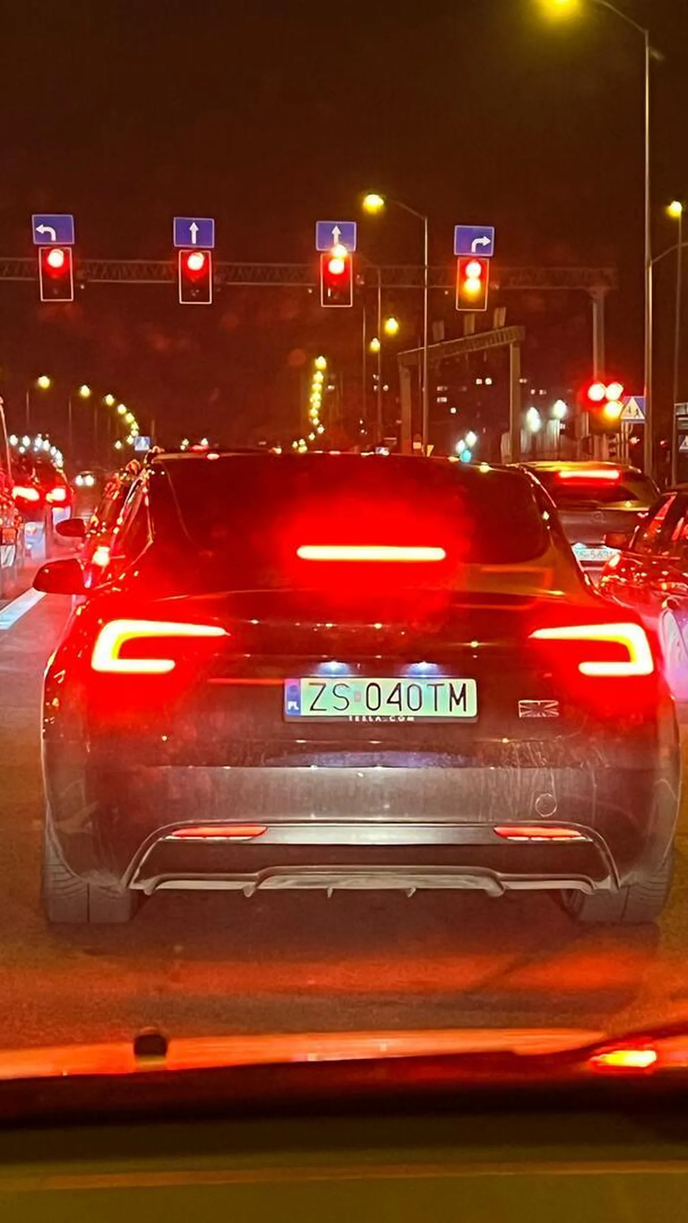 Cwaniak z tesli, wymusza pierwszeństwo, zajeżdża drogę i ucieka. Drogowy bandyta i pajac