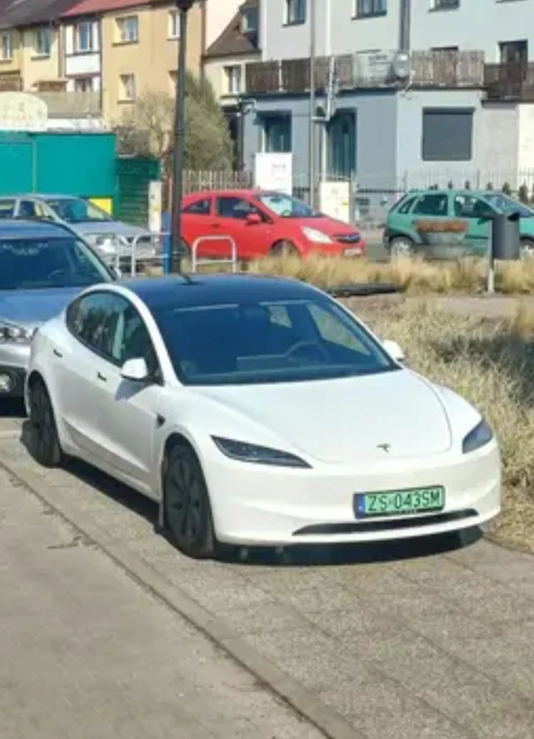 Kierowca tego pojazdu parkuje na całej szerokości chodnika.