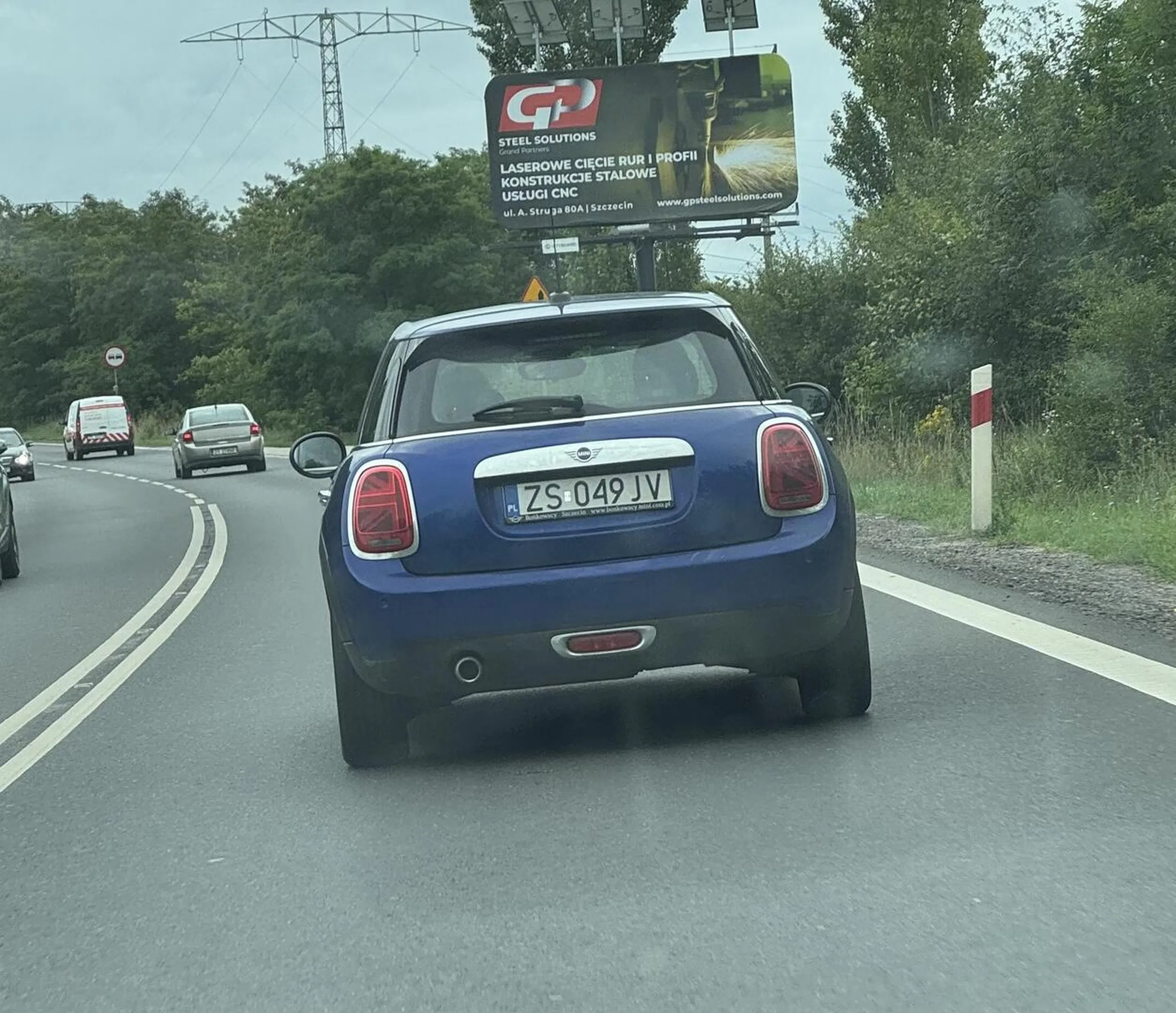 Kobieta w mini chyba prawko znalazła w czipsach. Wielokrotne wymuszenie pierwszeństwa na centymetry prze zderzakiem. Dramat