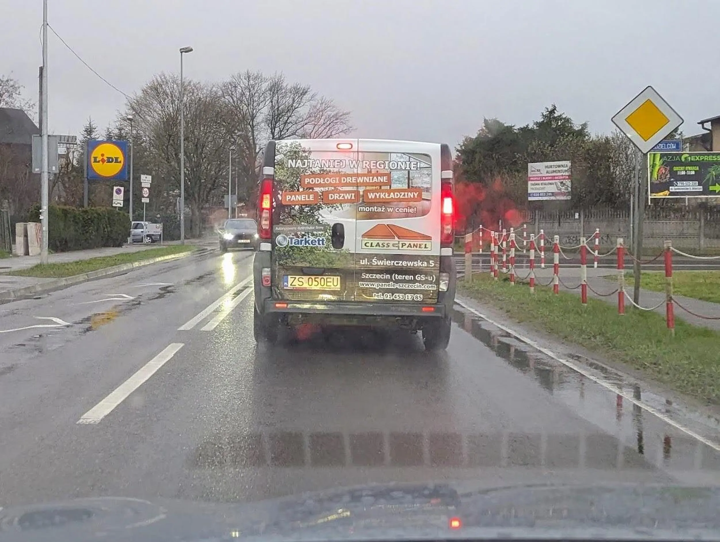 Cwaniak wlecze się prawym pasem a gdy ktoś go wyprzedza lewym to przyspiesza i nie wpuszcza. Pewnie jeden z tych monterów, dzięki którym firma dostaje na internecie bardzo złe opinie. Kompletny brak kultury, jeśli panele montują tak samo to współczuję tym, którzy skorzystali z ich usług.