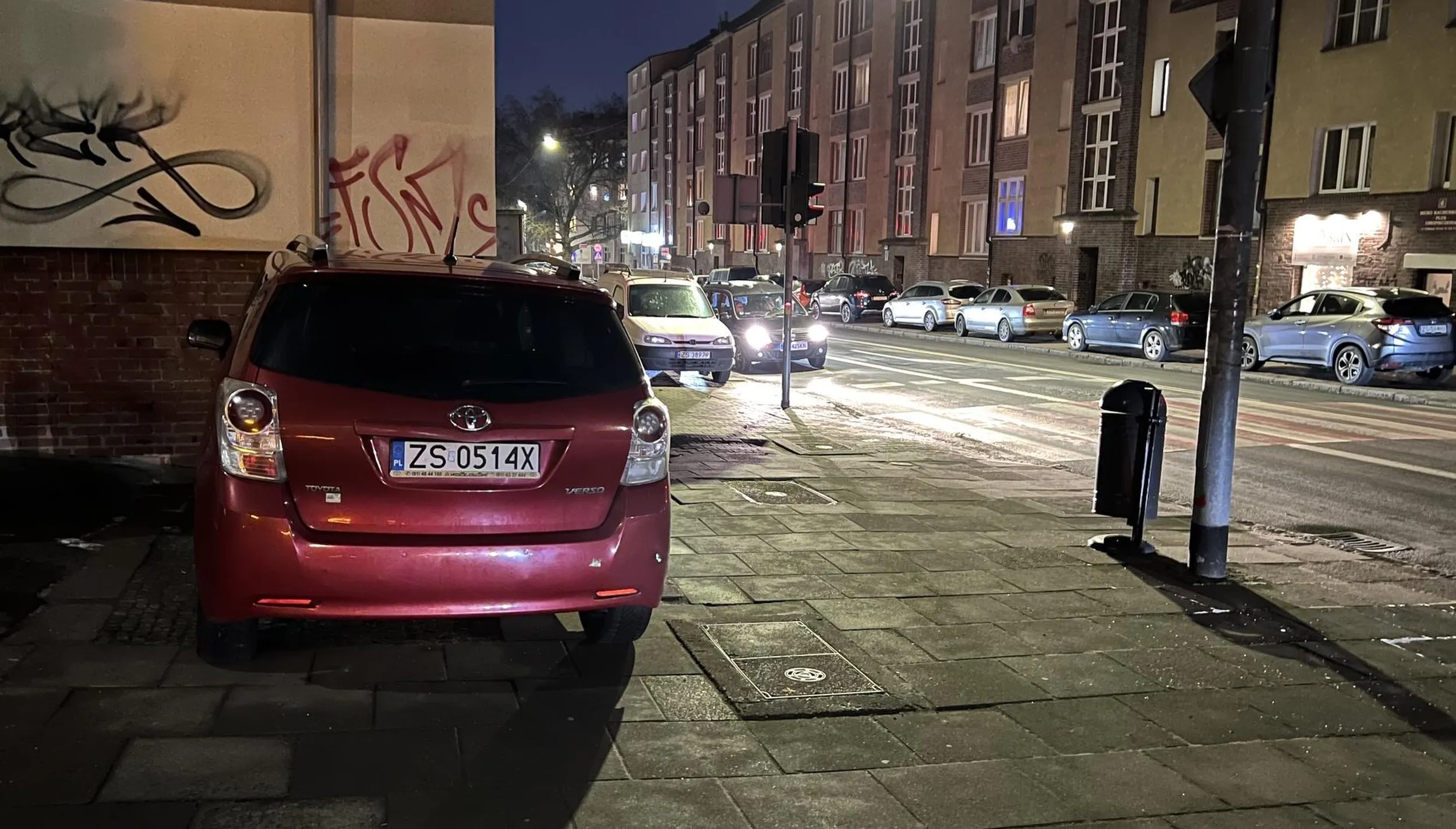 Udało się, parking prawie pod oknem, co tam że na chodniku i po przejściu, nikt nie widział! (?)