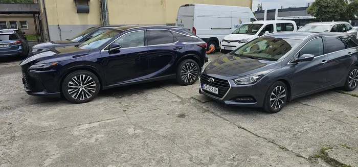 Zastawia drogę wyjazdową z parkingu samochodom za nim.