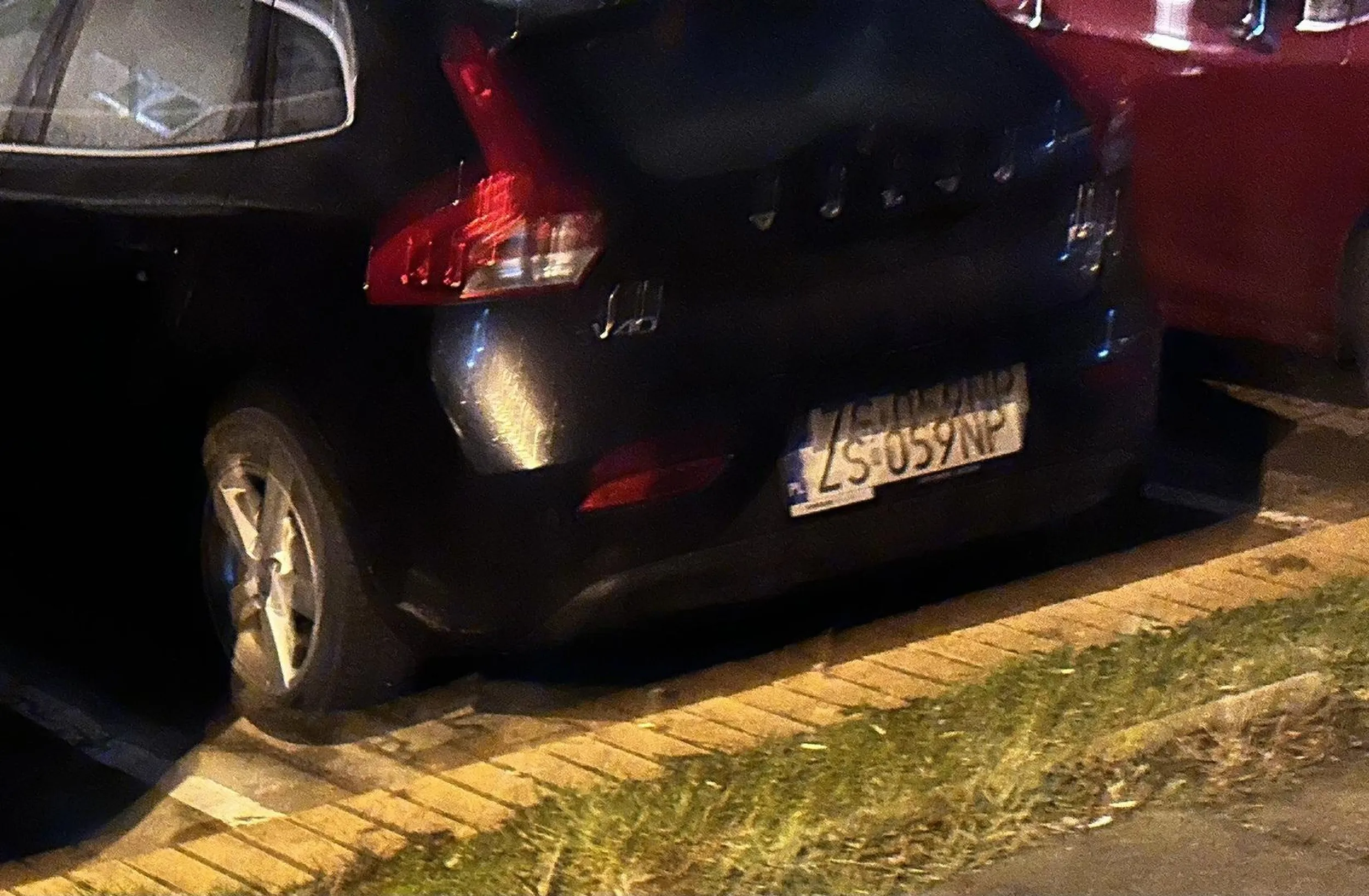 Psychopata, gania ludzi pod klatką rzuca się z łapami, zaczepia. Chyba się minął z powołaniem żeby pracować w drogówce. Ewidentnie ma coś z główką nie tak…