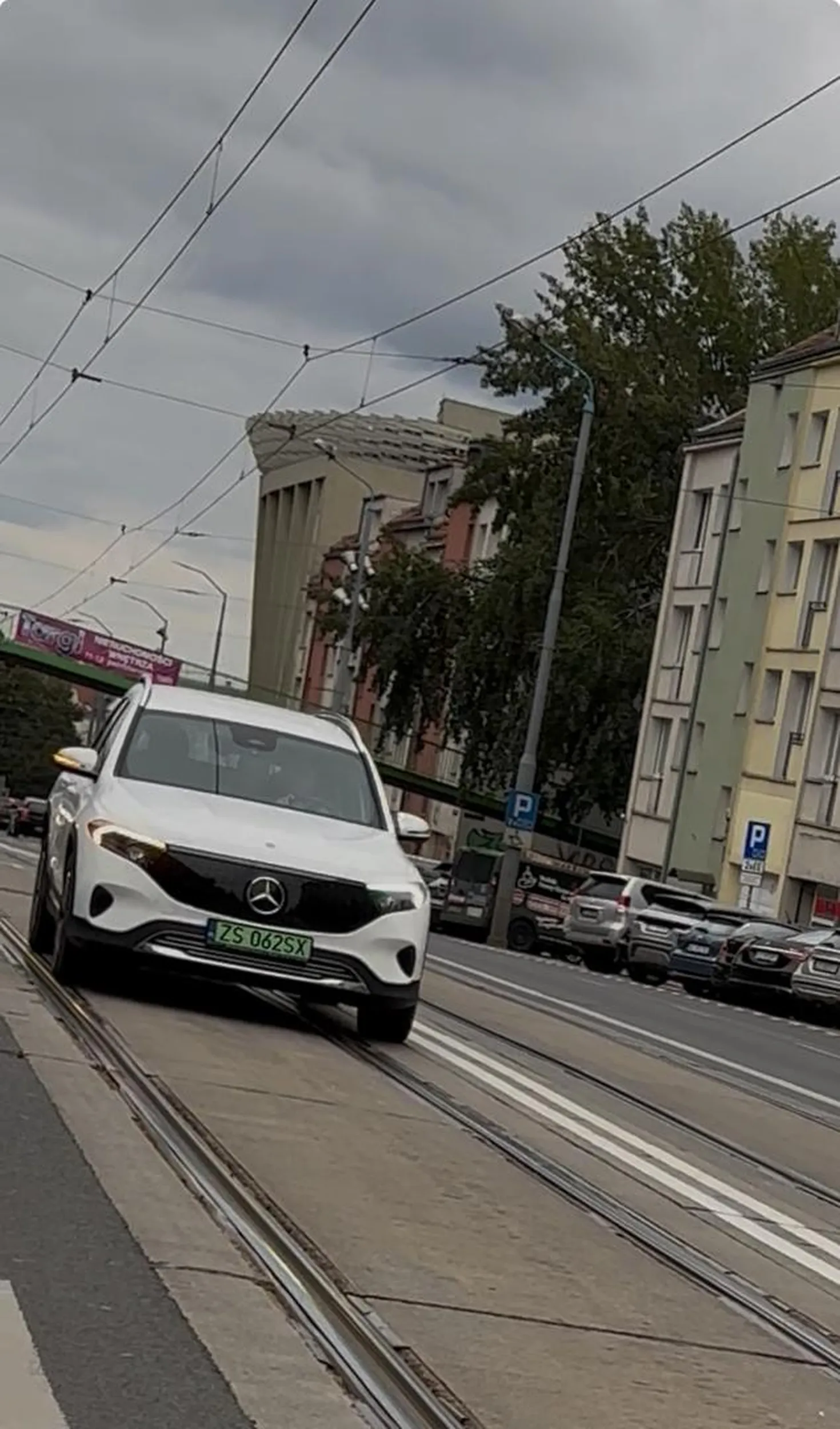 Cwaniara z Mercedesa zasuwa bus pasem na Wyszyńskiego w Szczecinie bezczelnie omijając cały korek. Jak tylko zobaczyła że nagrywam to wrzuciła kierunek żeby się schować. Typowa paniusia co myśli że jak ma trochę pieniędzy to wszystko jej się należy.
