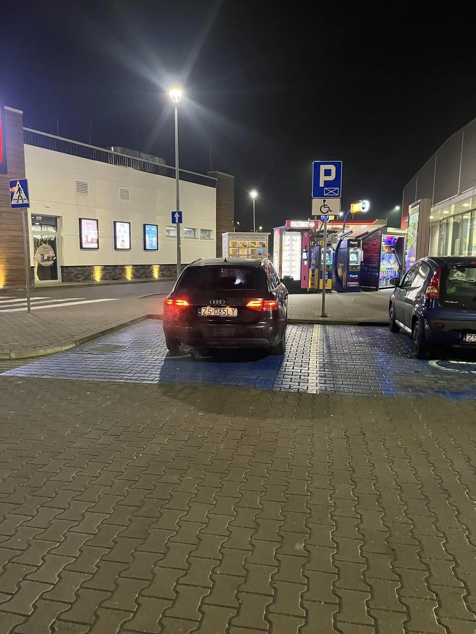 taki z niego inwalida jak z koziej dupy traba. to miejsce nie jest wolne specjalnie dla ciebie wlascicielu audi zebys tylka nie musial przypadkiem ruszac przez parking!