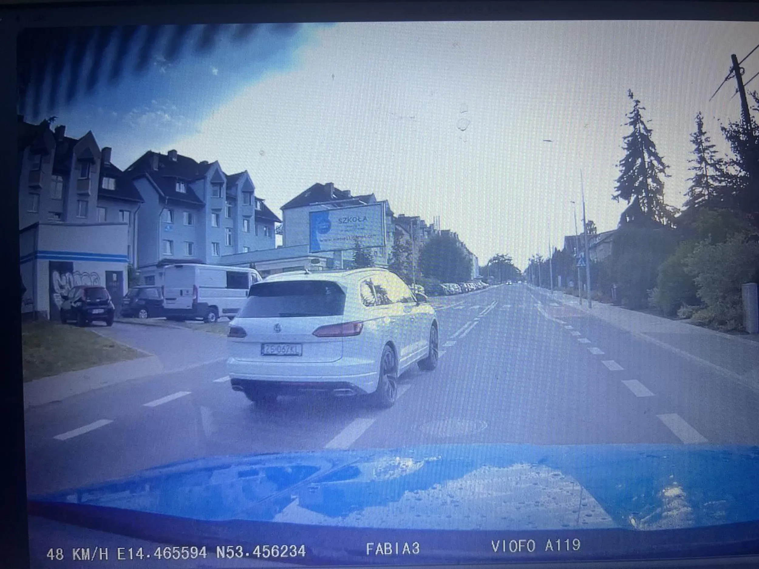 Wyprzedza bezpośrednio przed przejściem dla pieszych film wysyłam na Policję