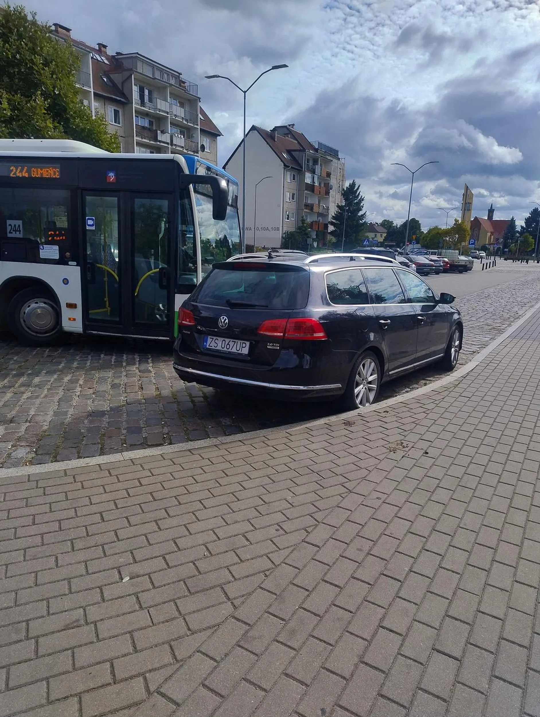 Blokuje ruch uniemożliwiający wjazd autobusów na pętlę autobusową.